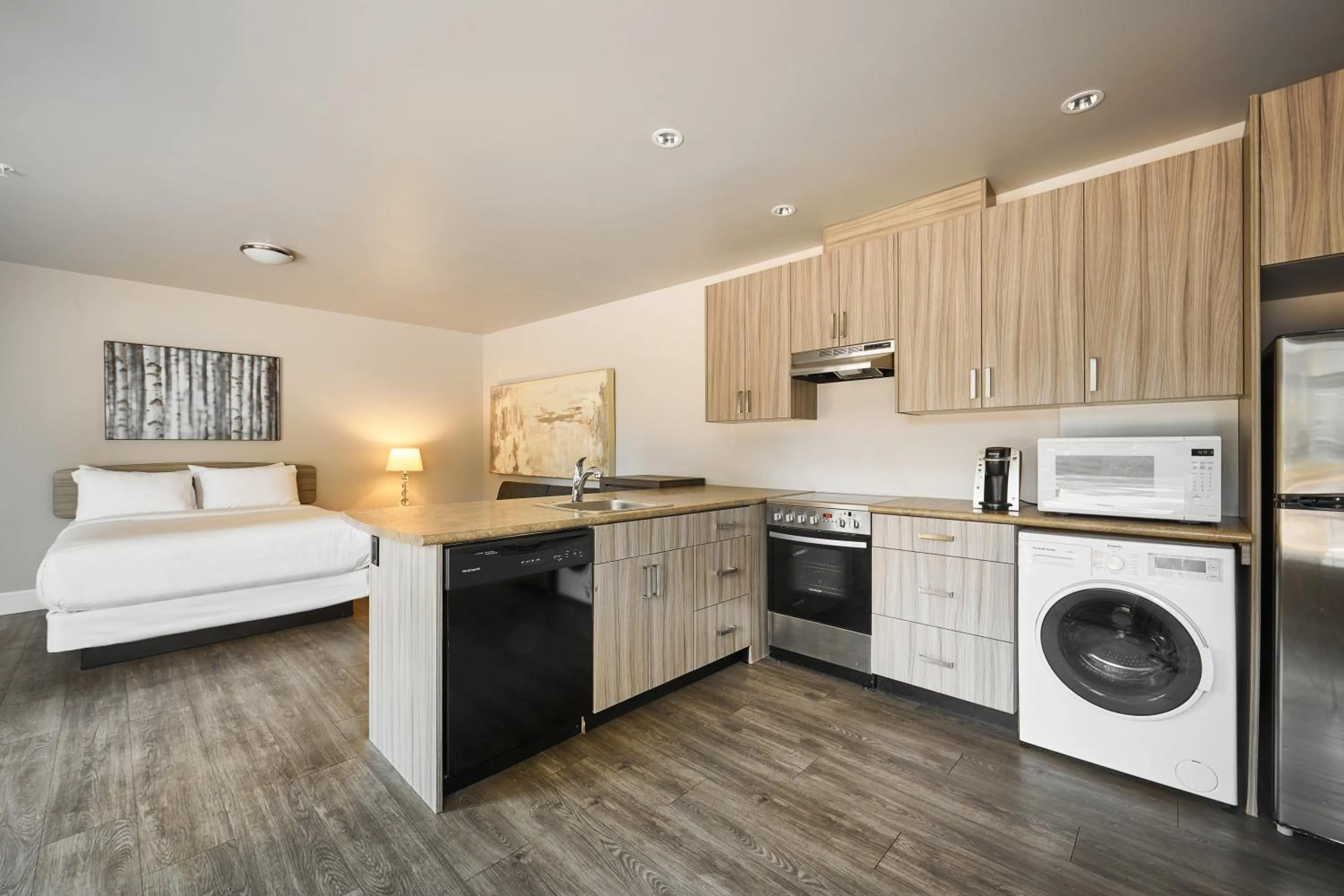 kitchen, Bed in SoLo Suites