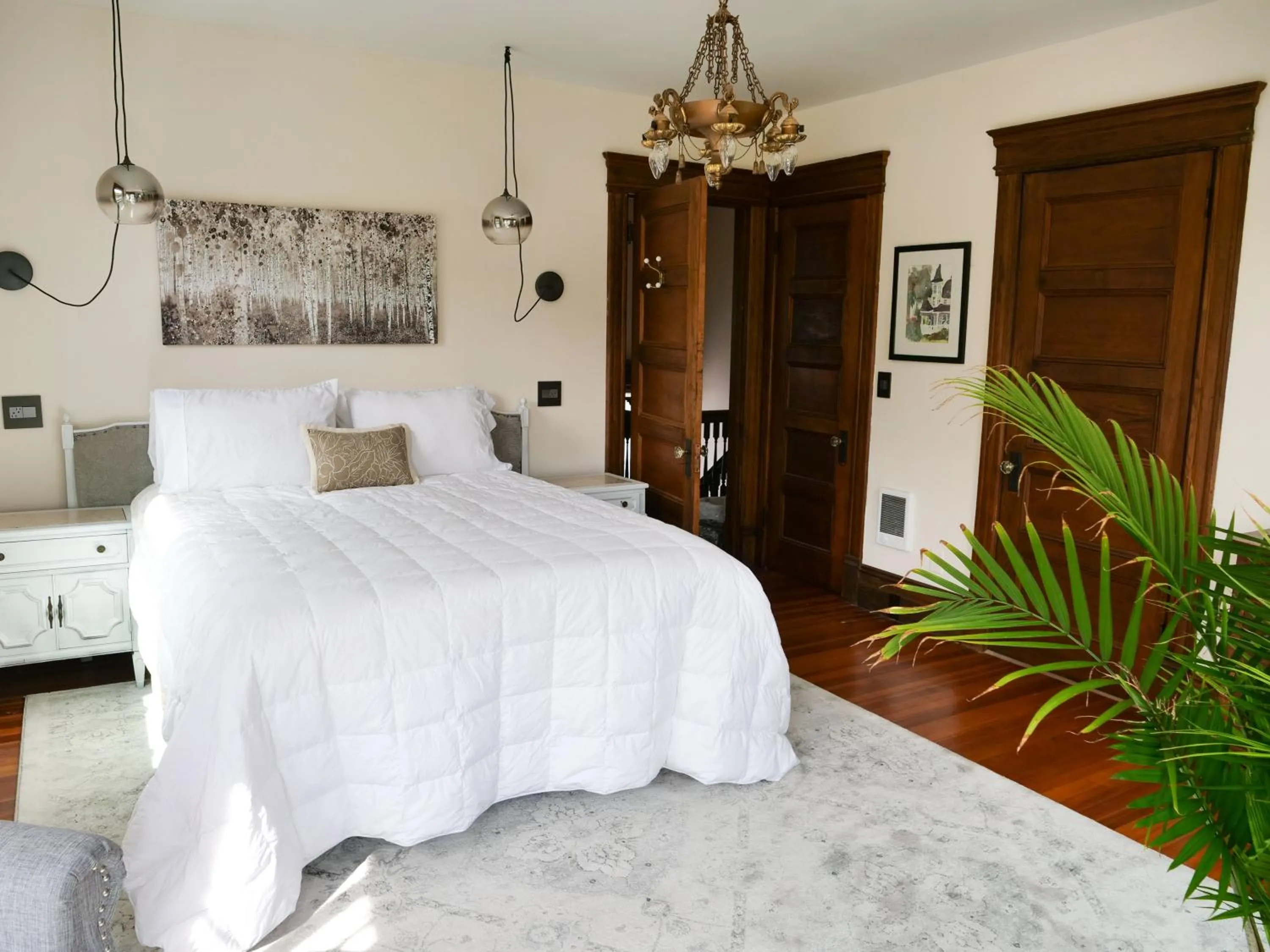 Photo of the whole room, Bed in Shadowcrest