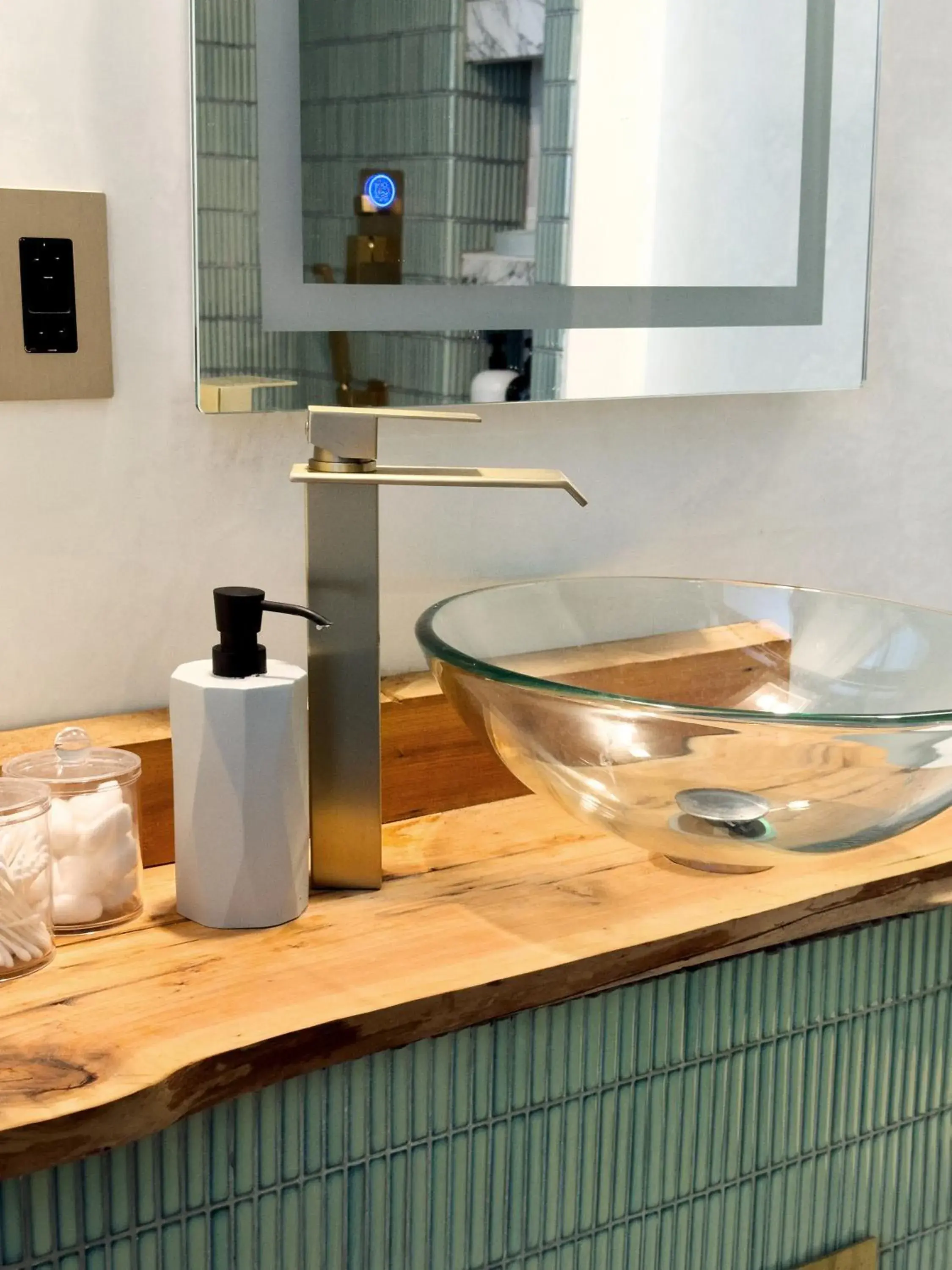 Deluxe Double Room (2 Adults + 1 Child) in Shadowcrest Deluxe Double Room (2 Adults + 1 Child) in Shadowcrest