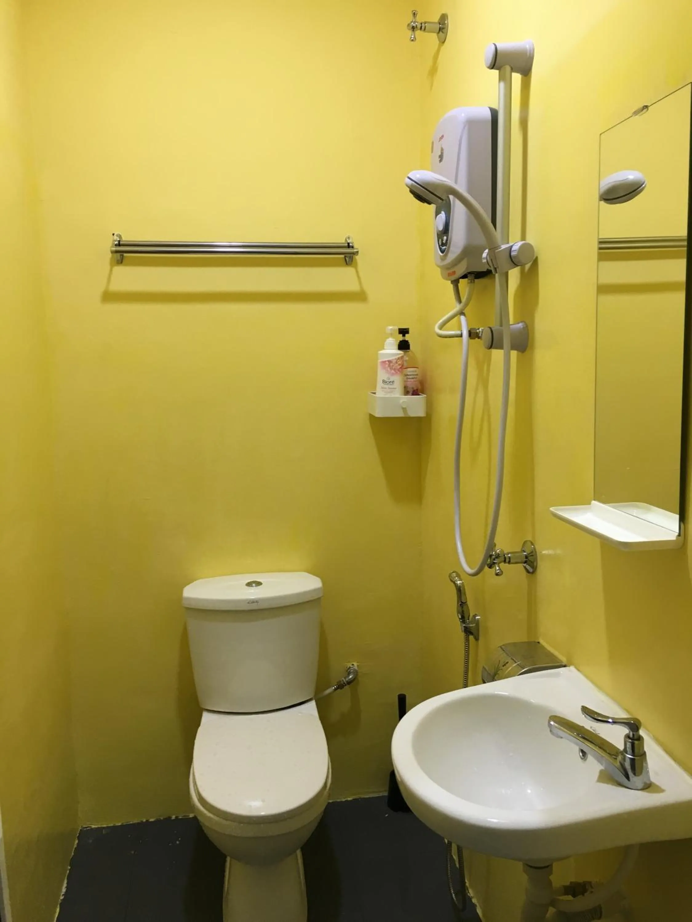 Bathroom in Moon Eleven Hostel Near Klia & Klia2