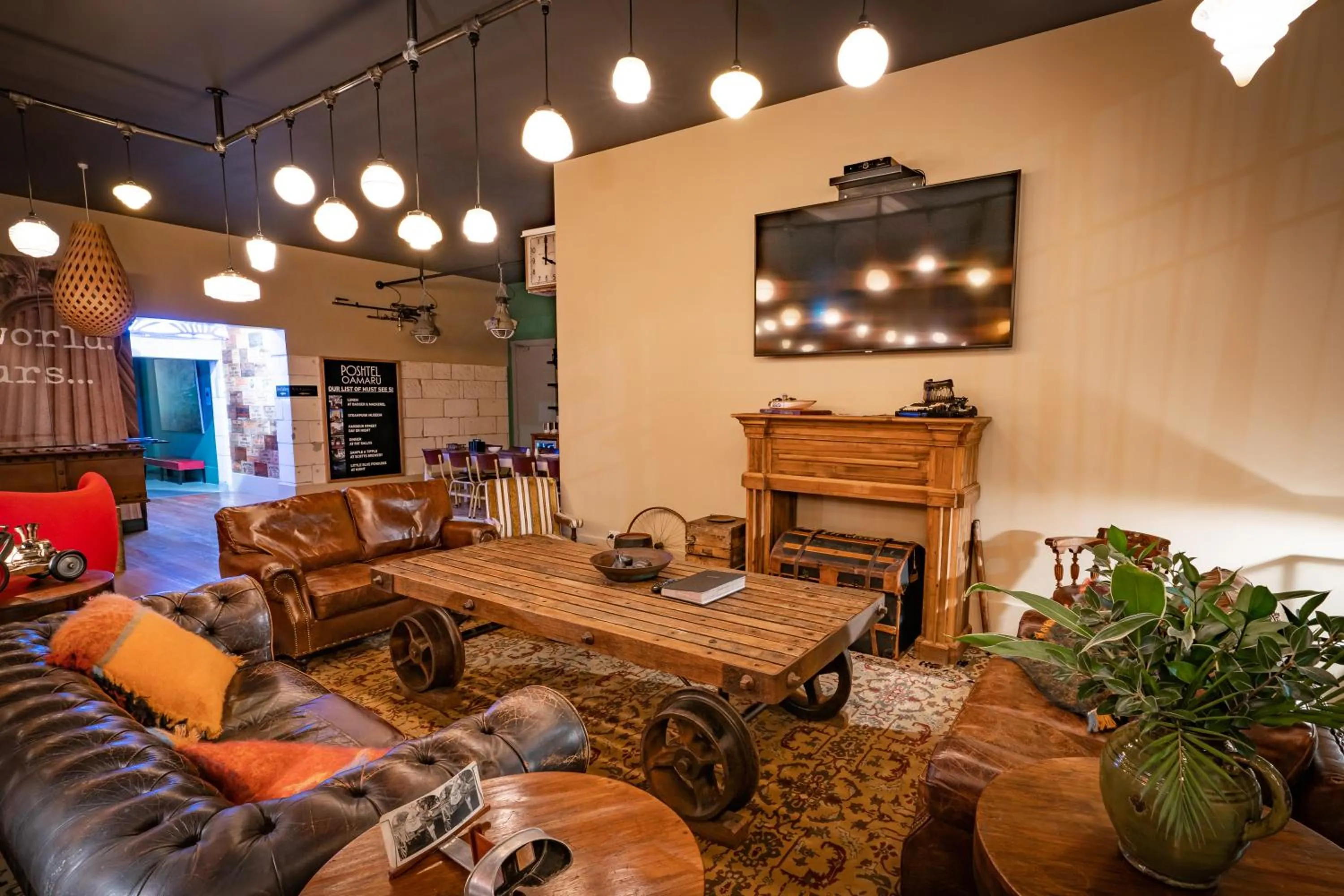 Communal lounge/ TV room in Poshtel