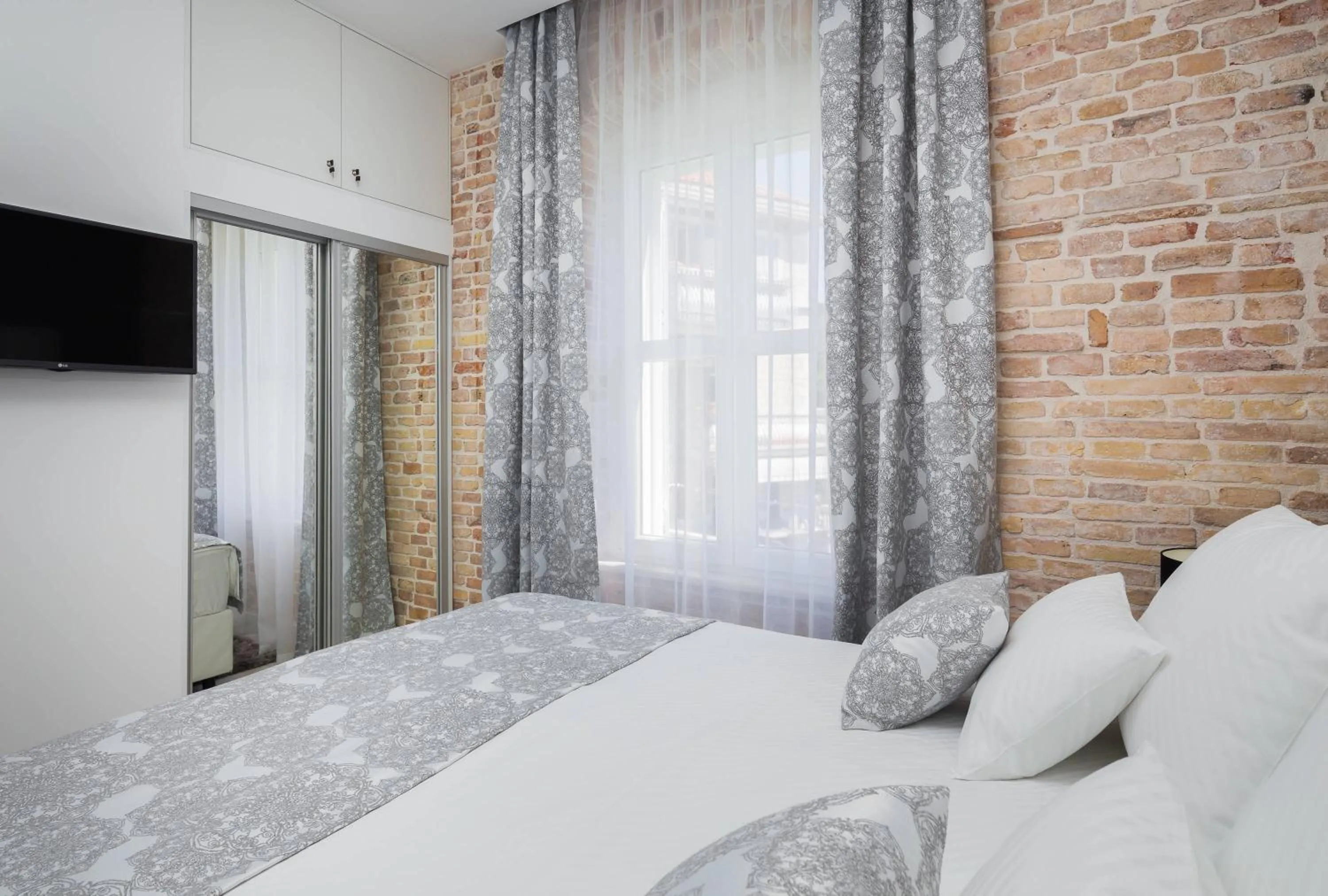 Bedroom, Bed in Sleep Split