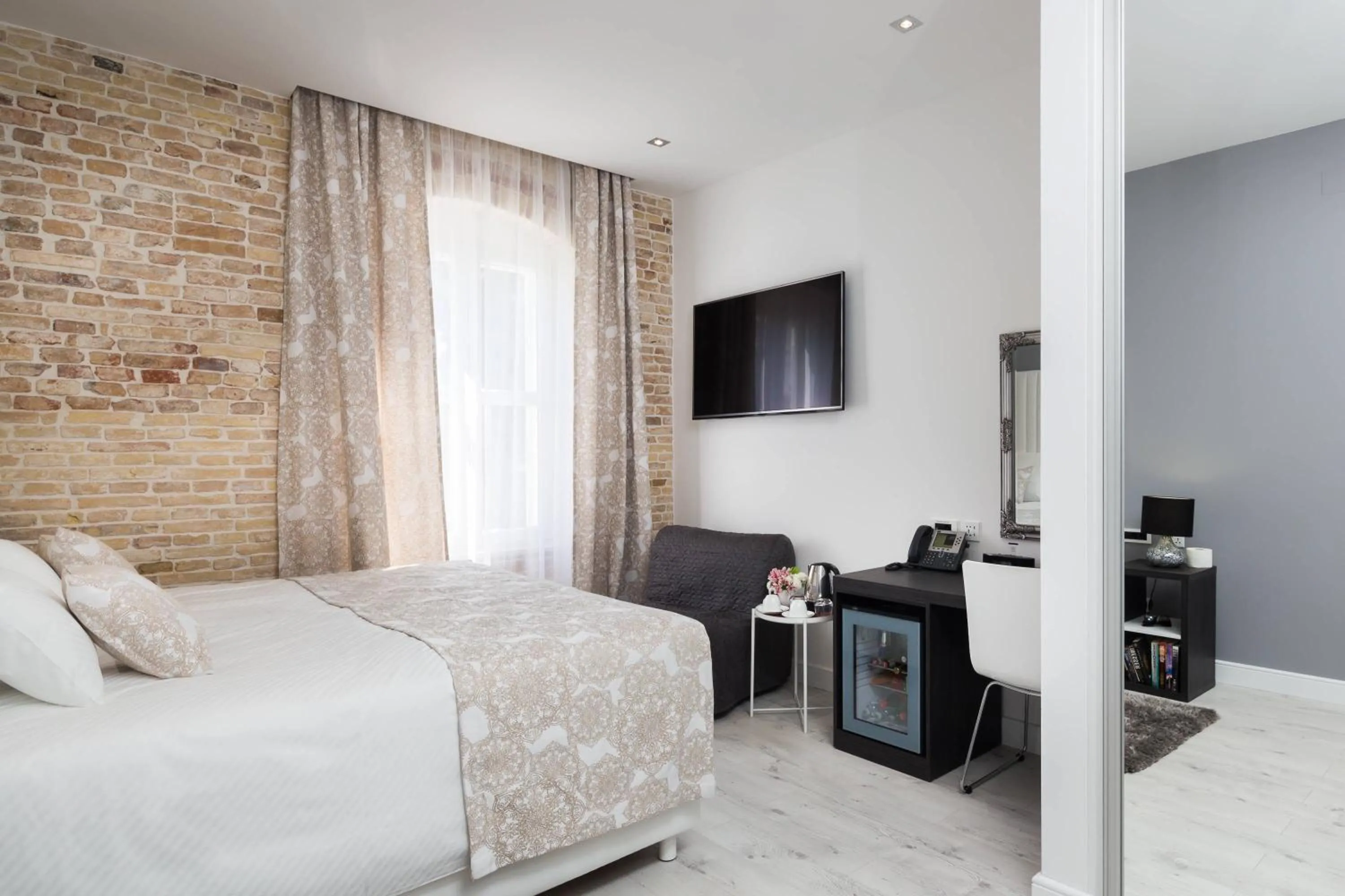 Bedroom, Bed in Sleep Split