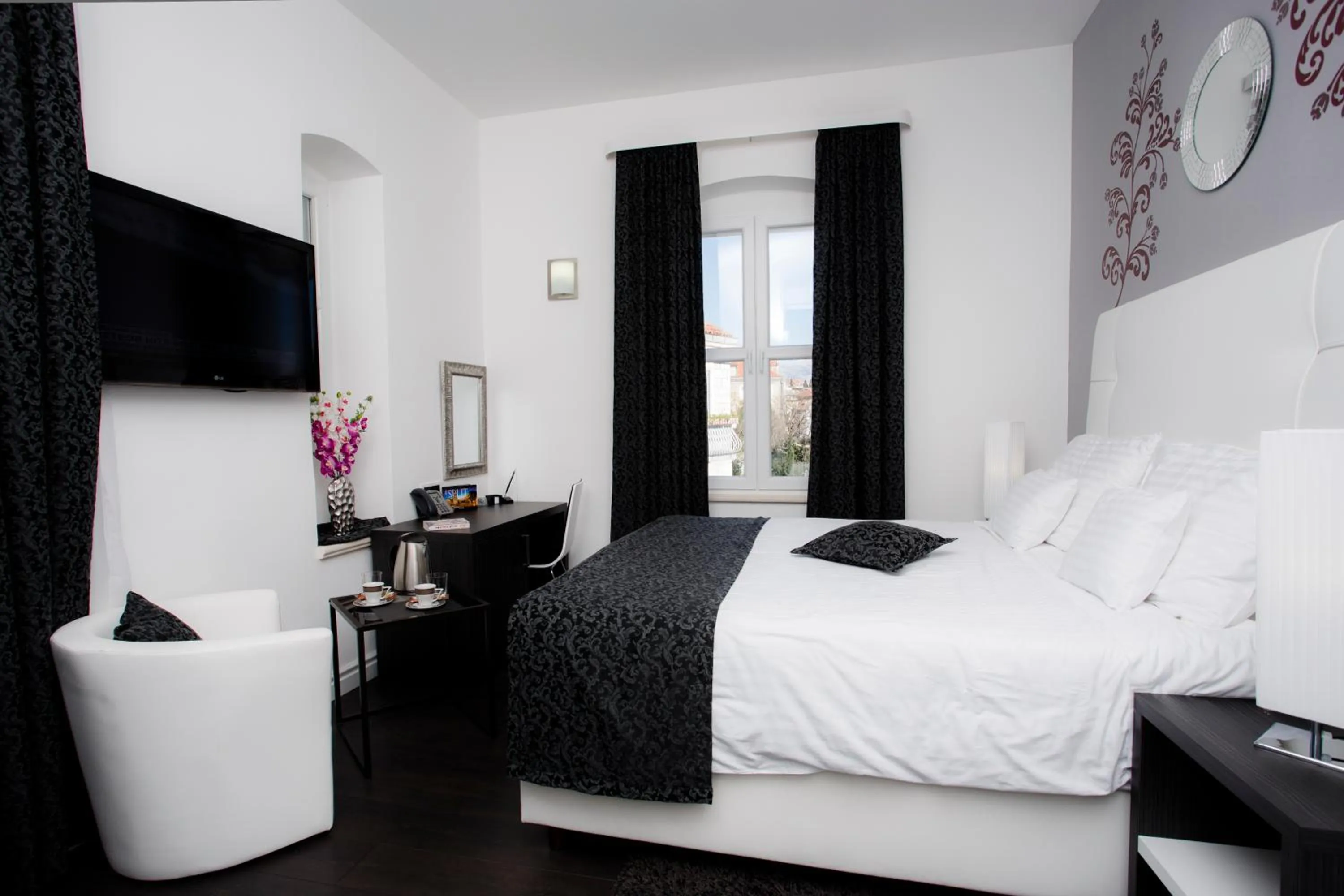 Photo of the whole room, Bed in Sleep Split