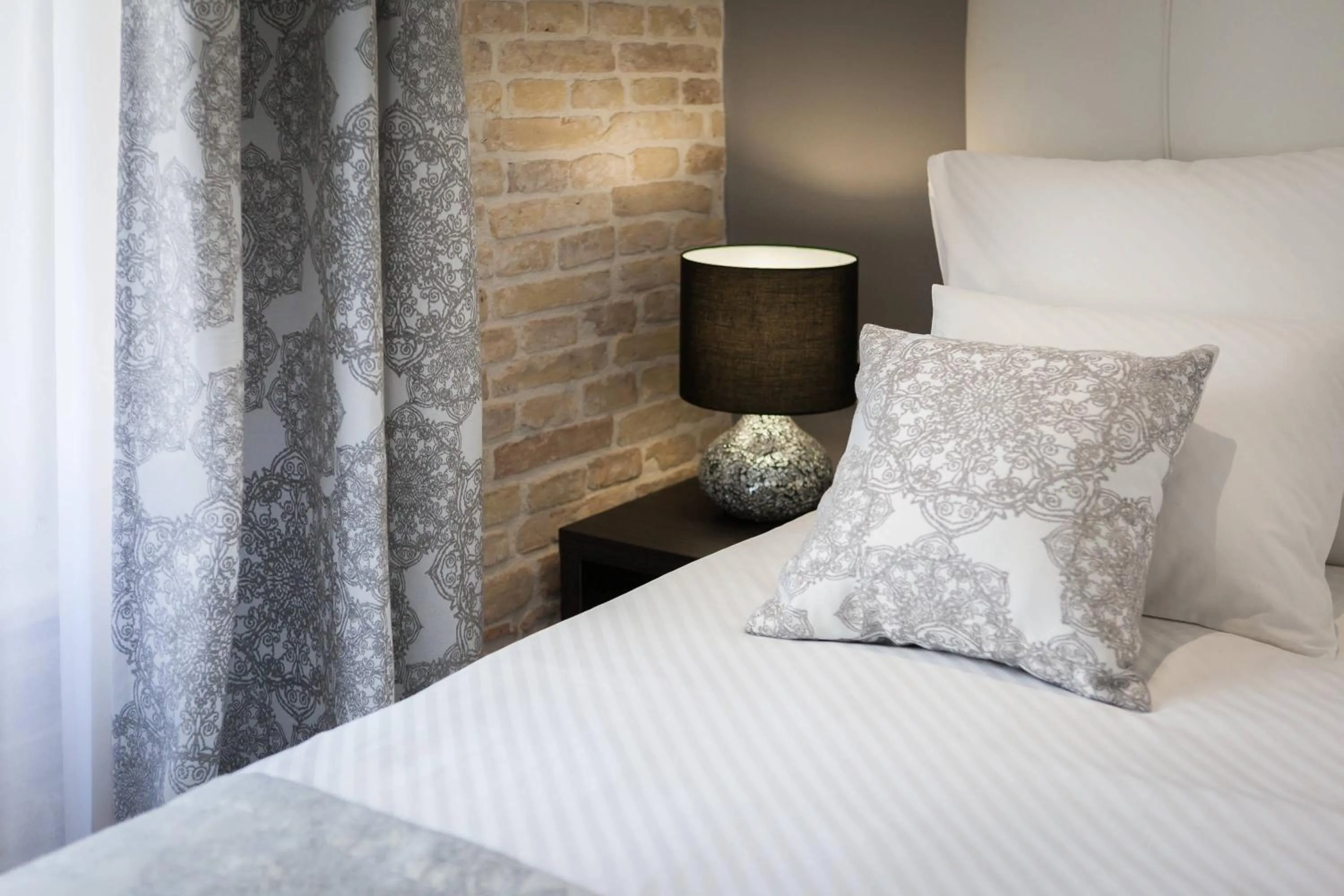 Bedroom, Bed in Sleep Split