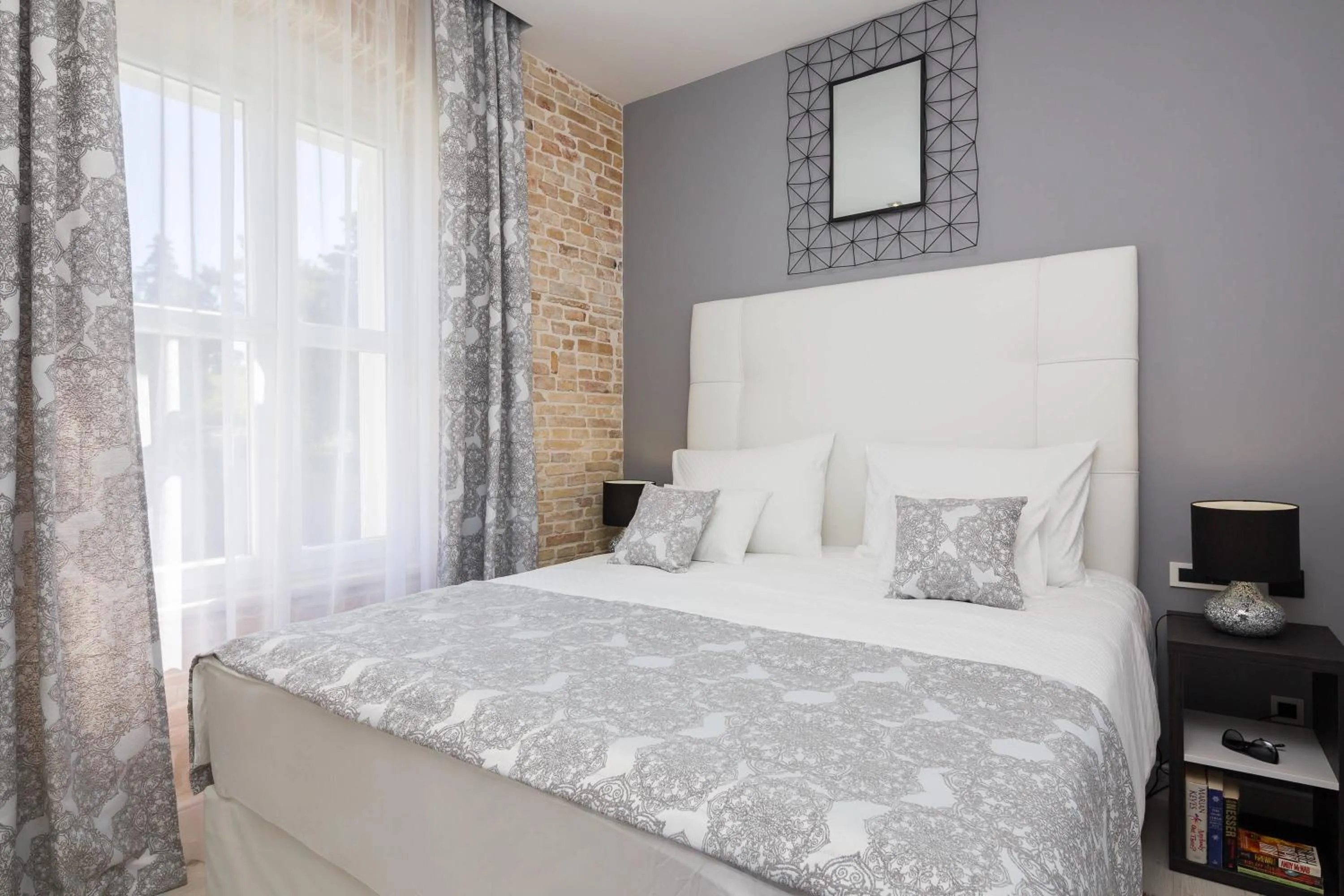 Bedroom, Bed in Sleep Split