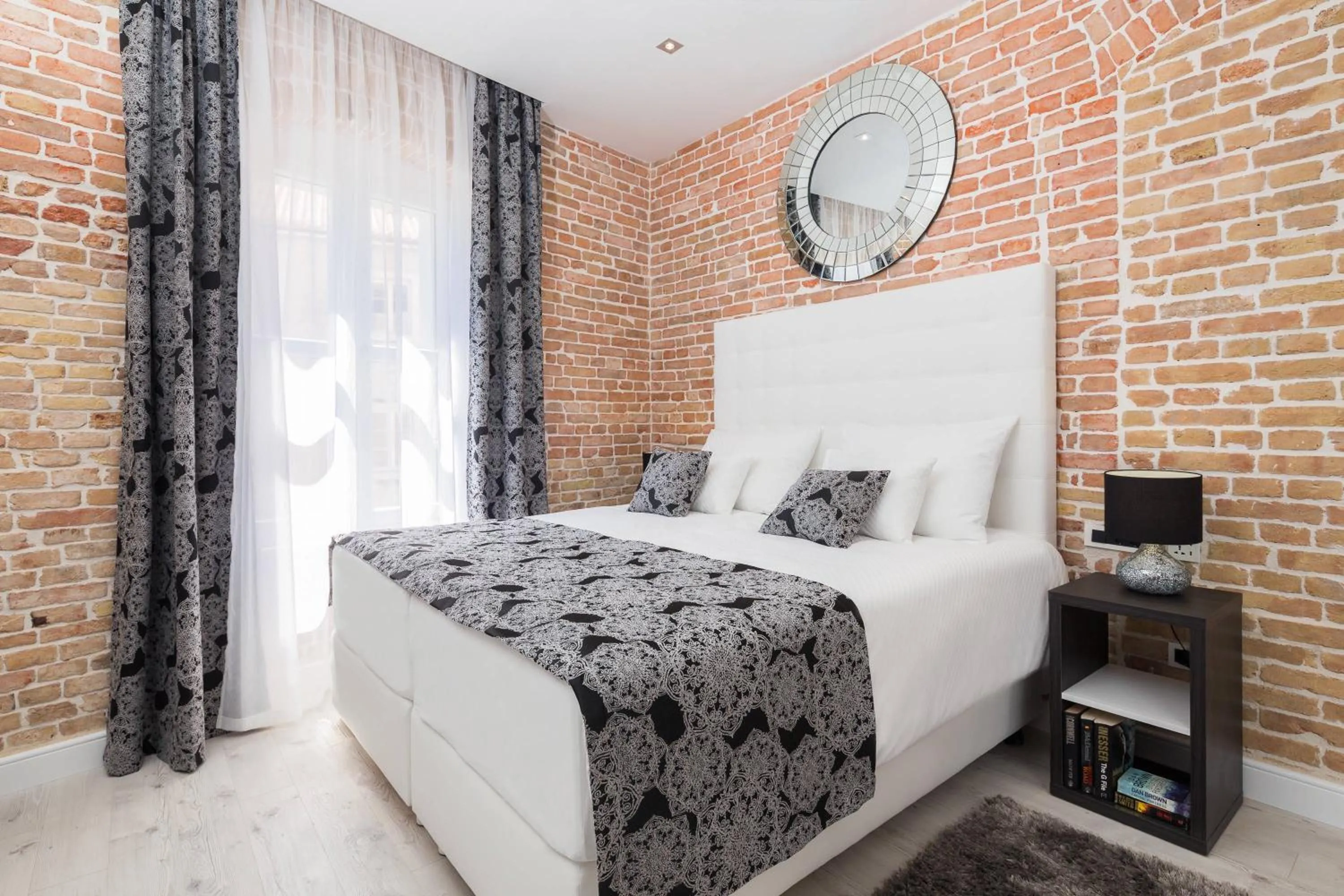 Bedroom, Bed in Sleep Split