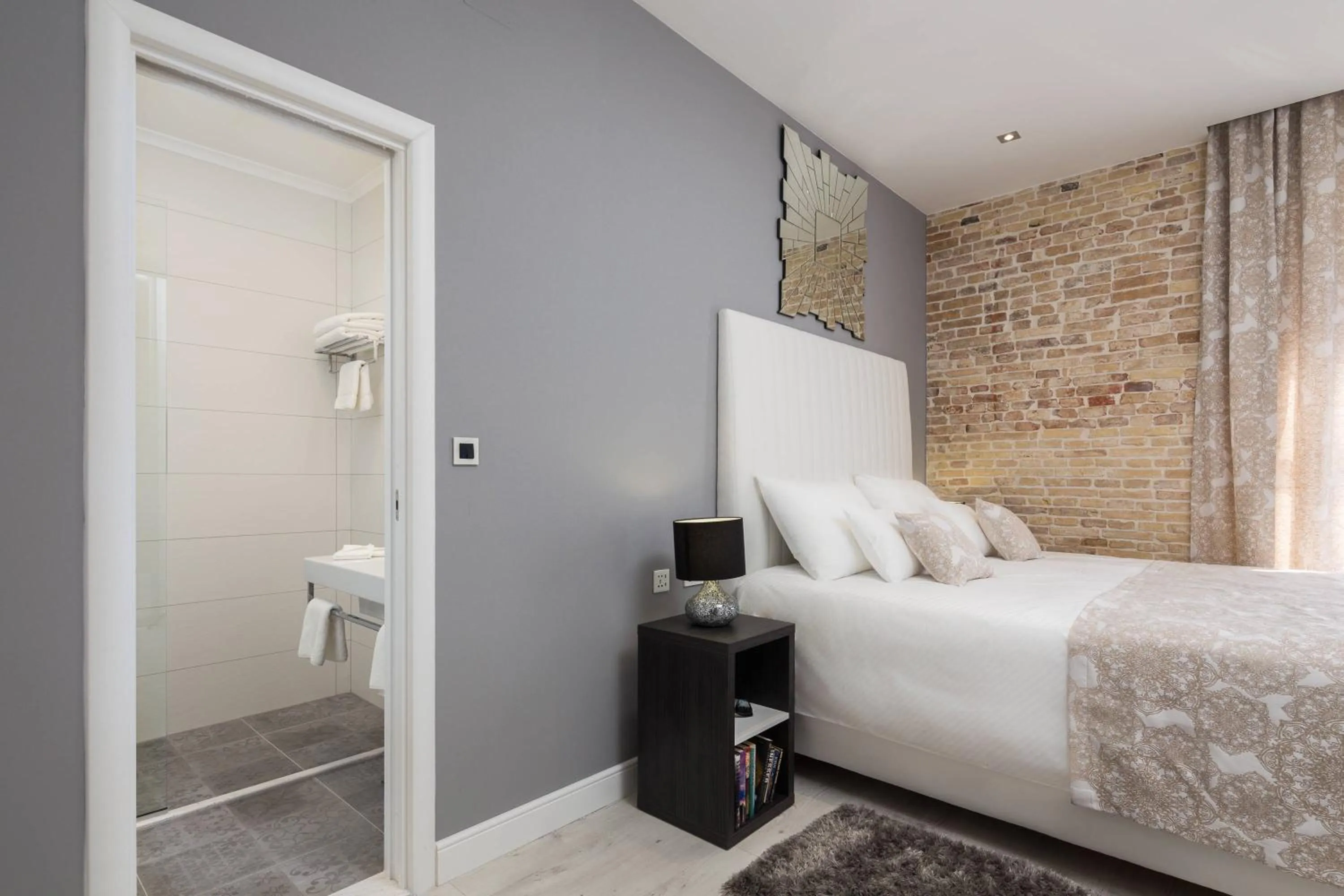 Bathroom, Bed in Sleep Split