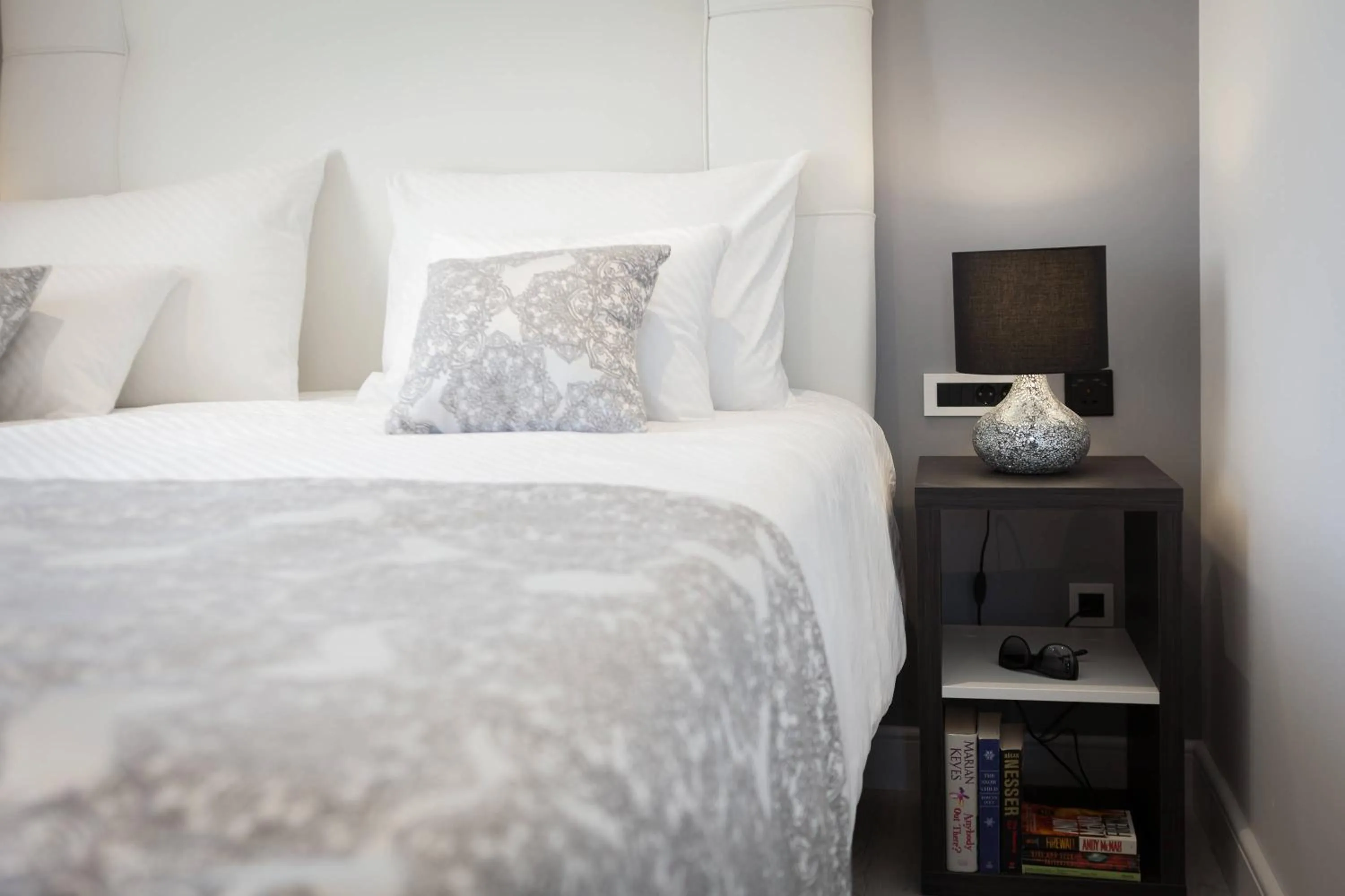 Bedroom, Bed in Sleep Split