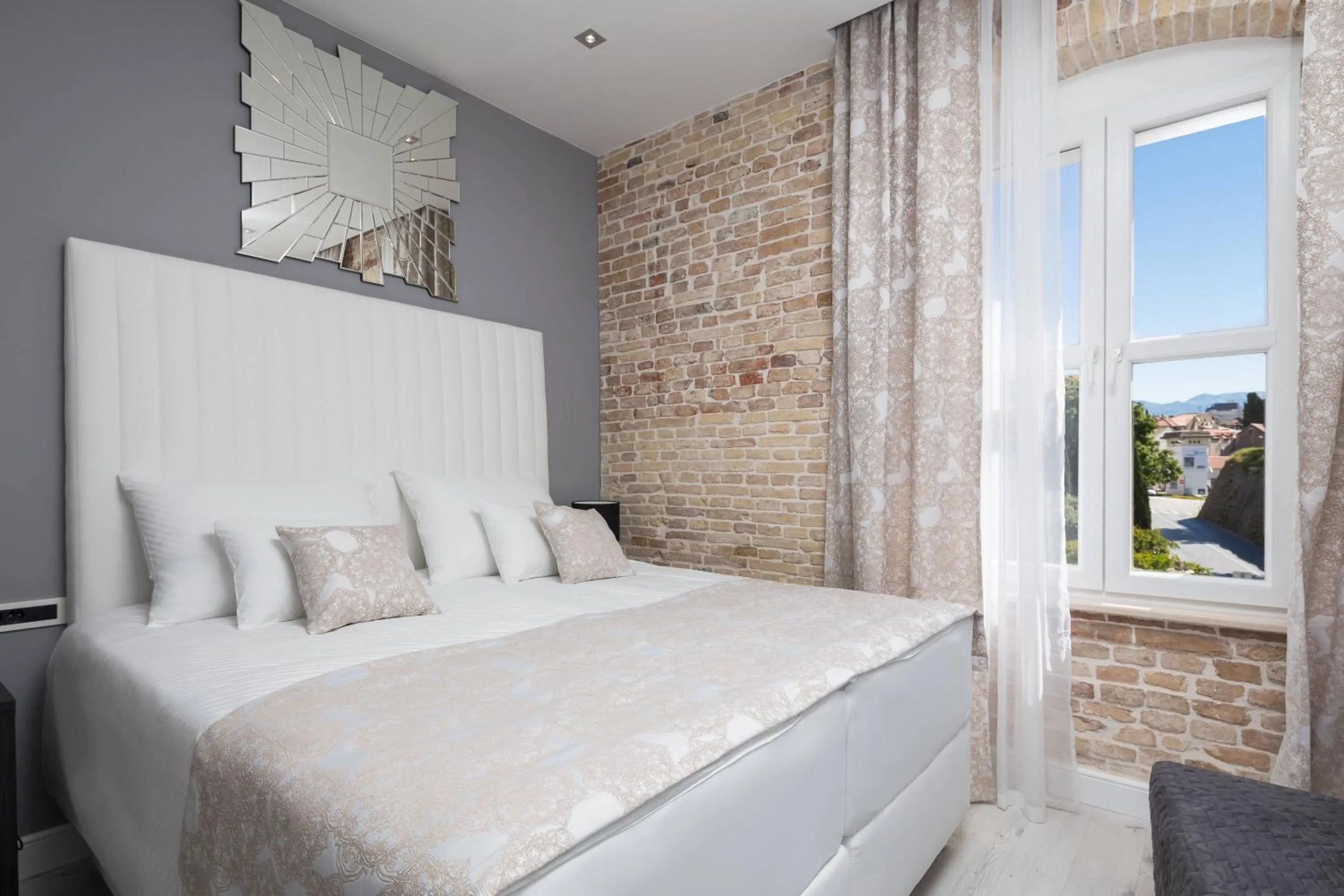 Bedroom, Bed in Sleep Split