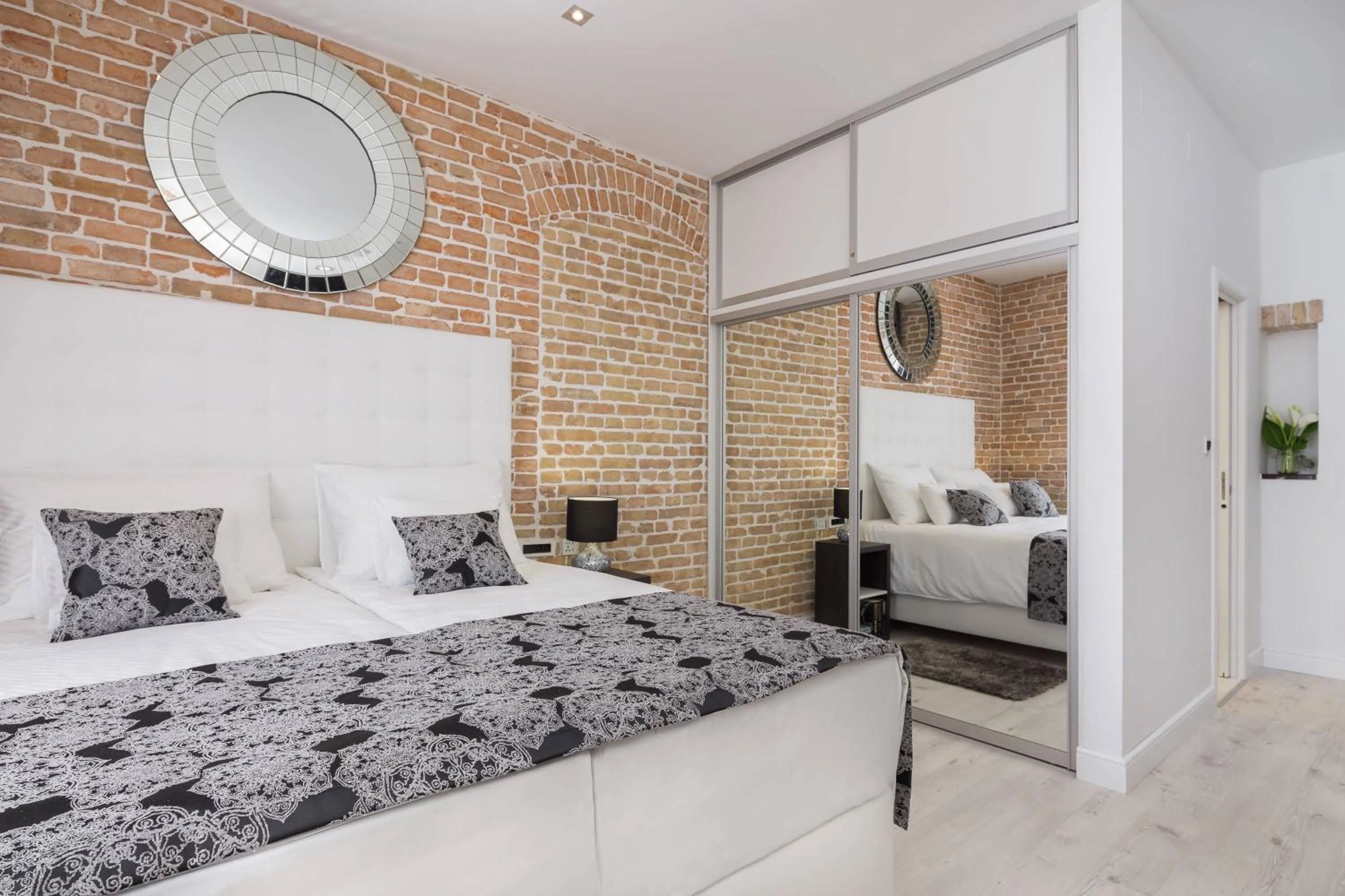 Bedroom, Bed in Sleep Split