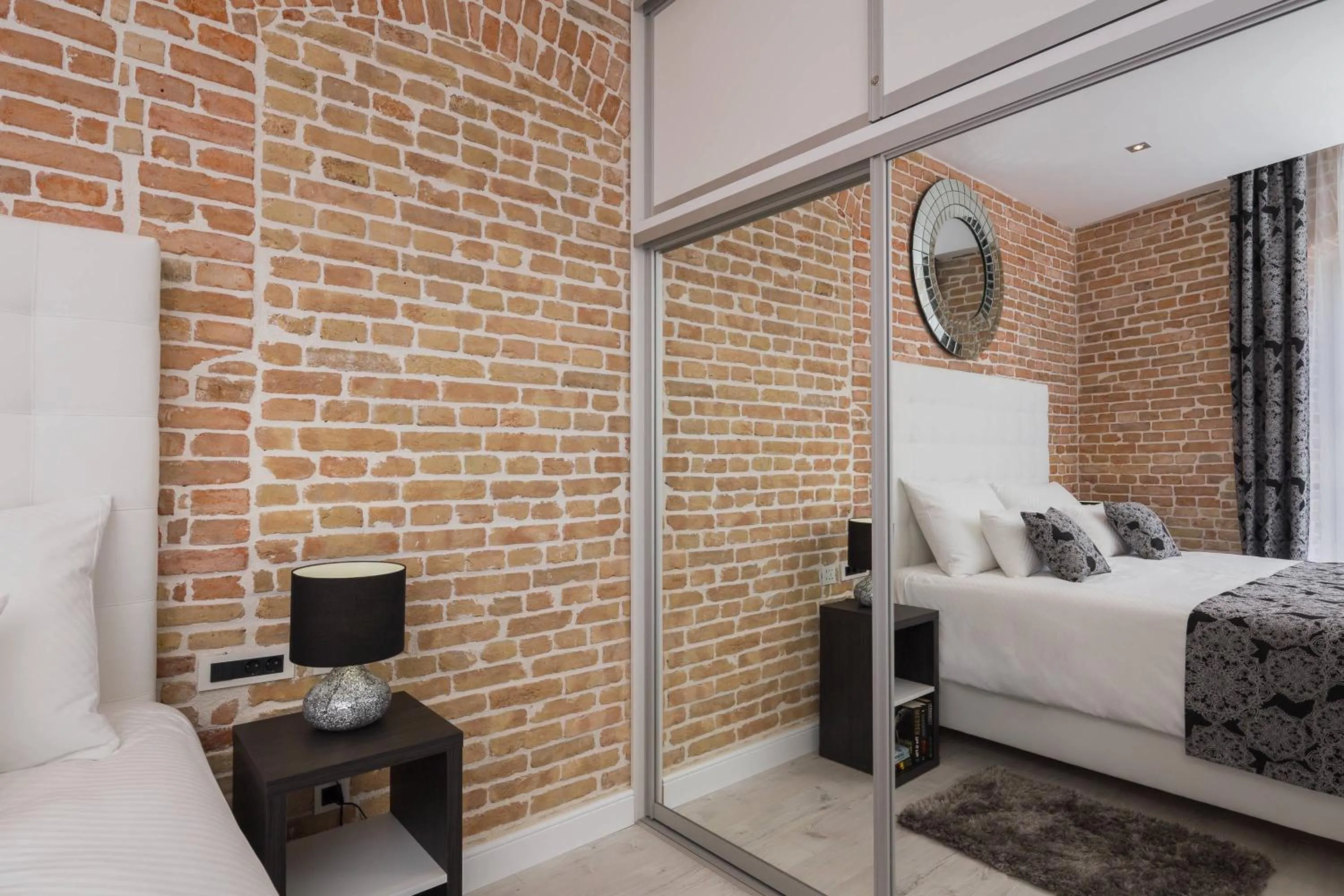 Bedroom, Bed in Sleep Split