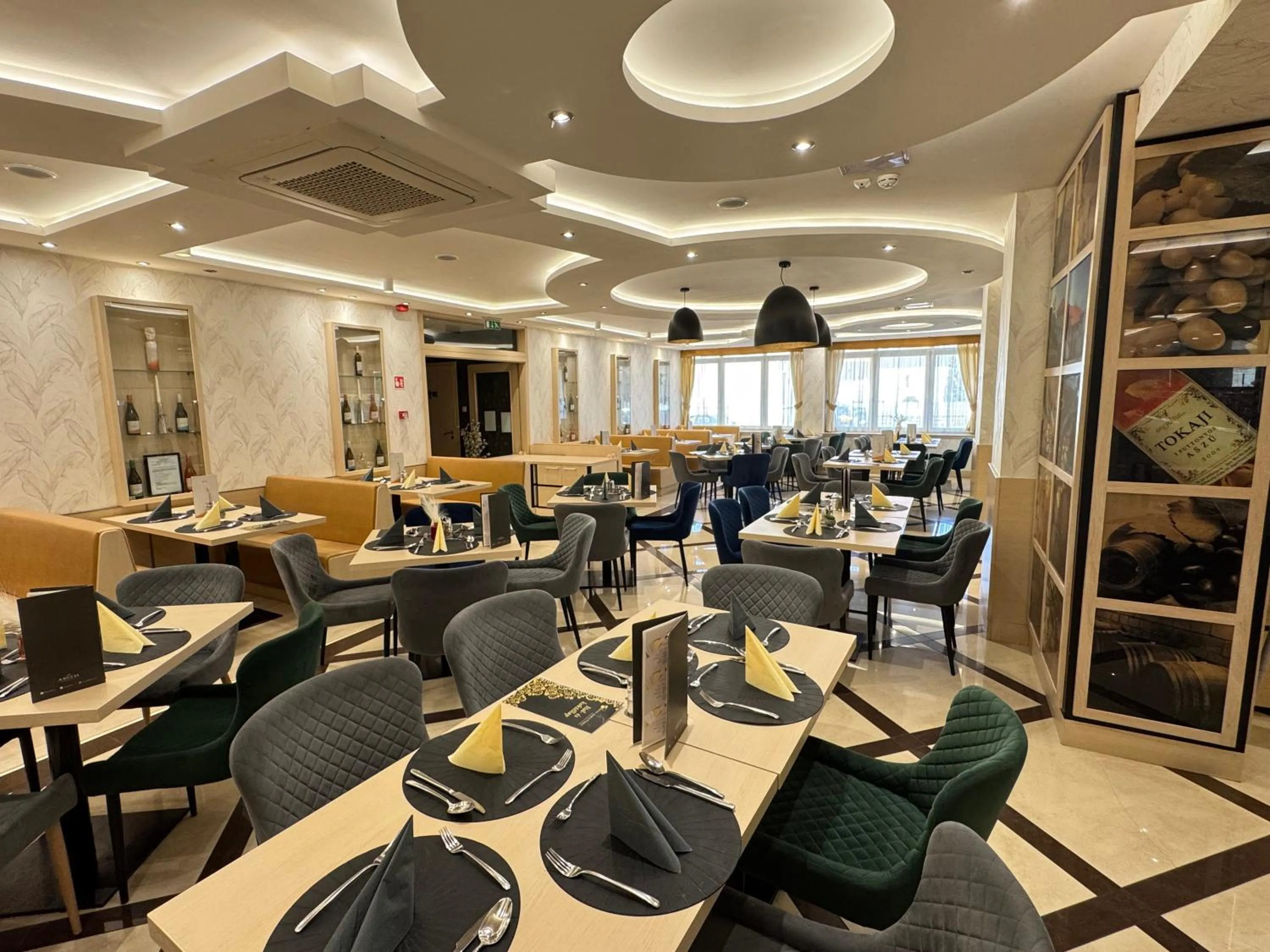 Restaurant/places to eat in Hotel Aurum Family "A"