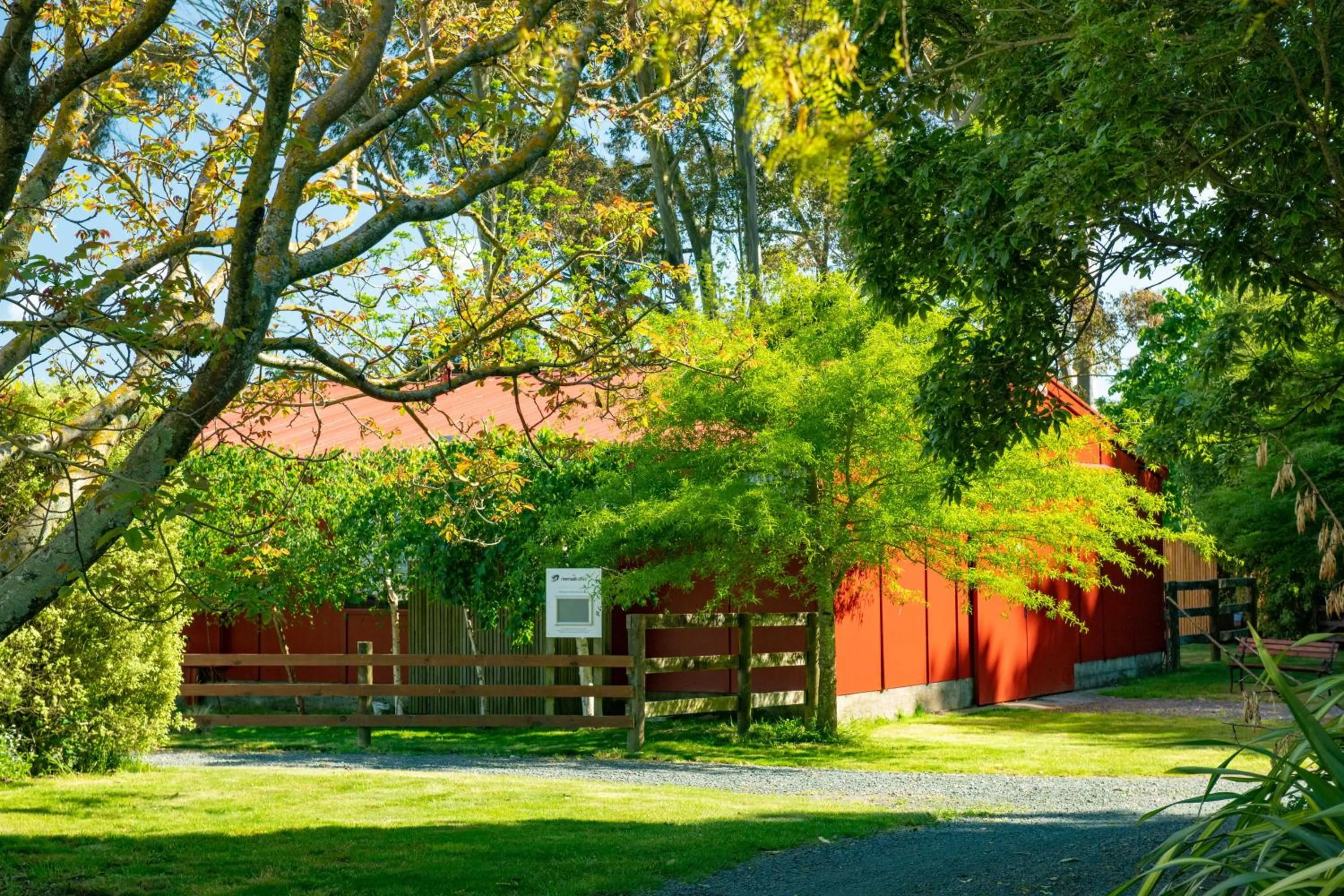 Facade/entrance in River Road Retreat
