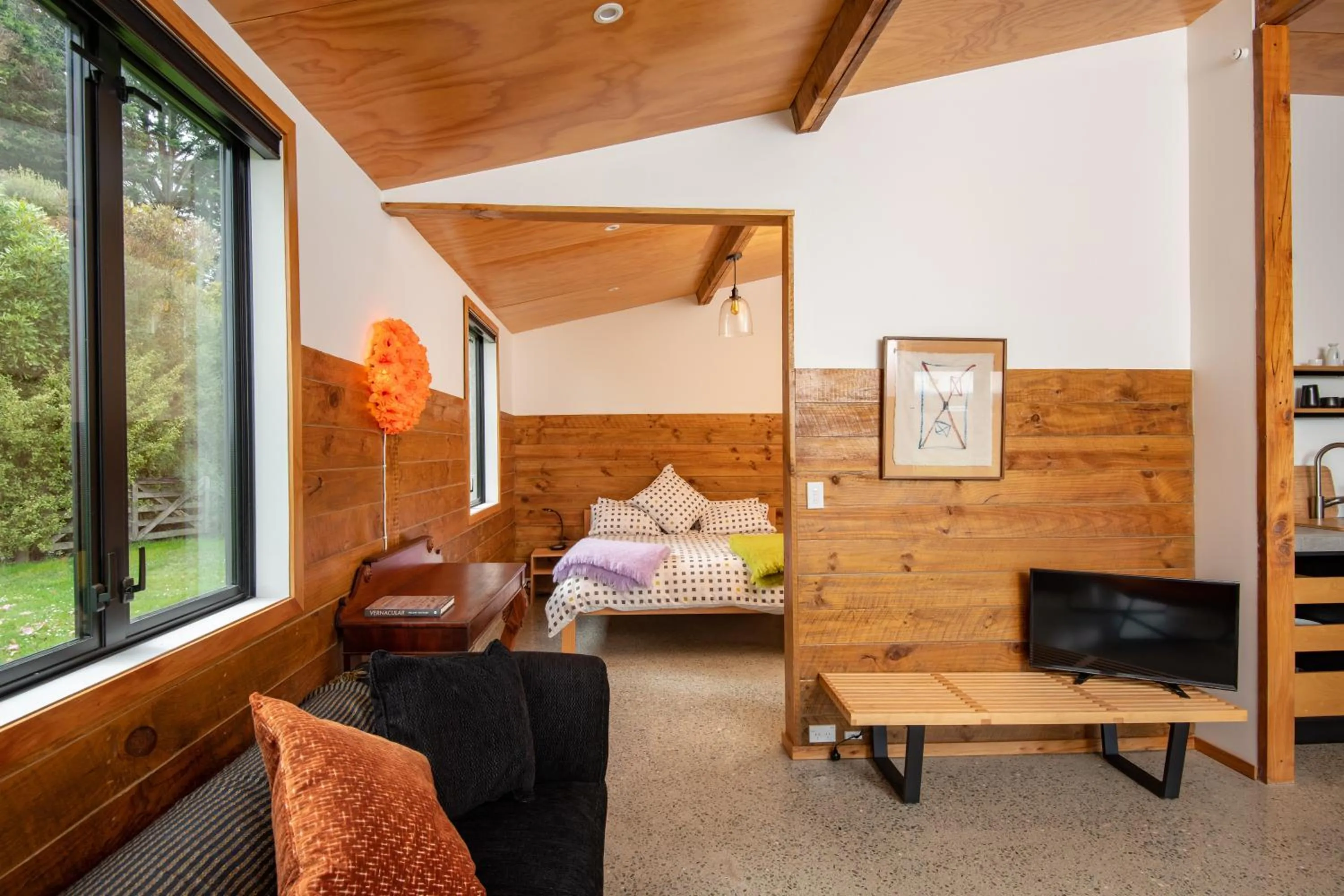 Communal lounge/ TV room, Bed in River Road Retreat