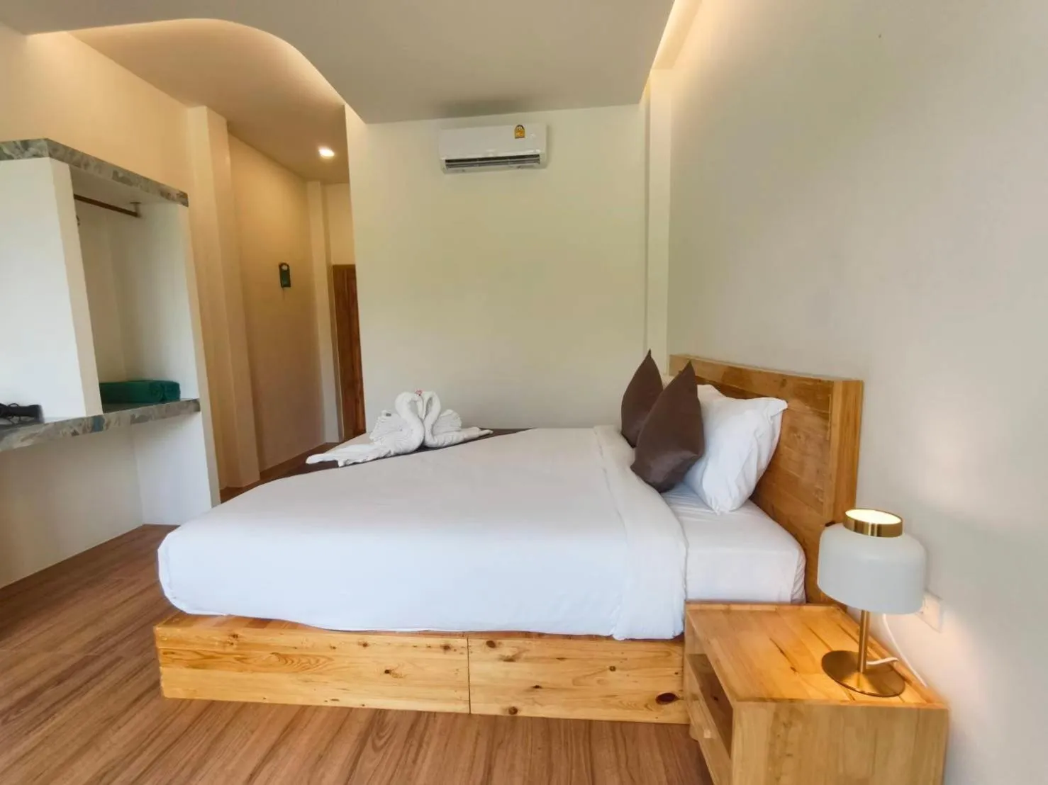 Bed in Baannai Lake View Resort
