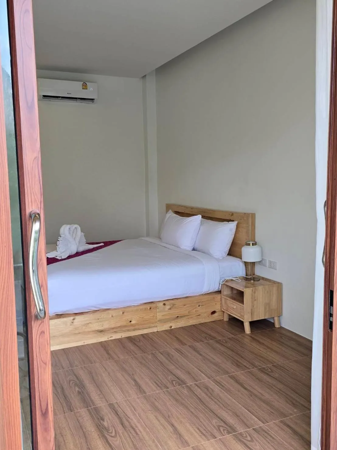 Bed in Baannai Lake View Resort