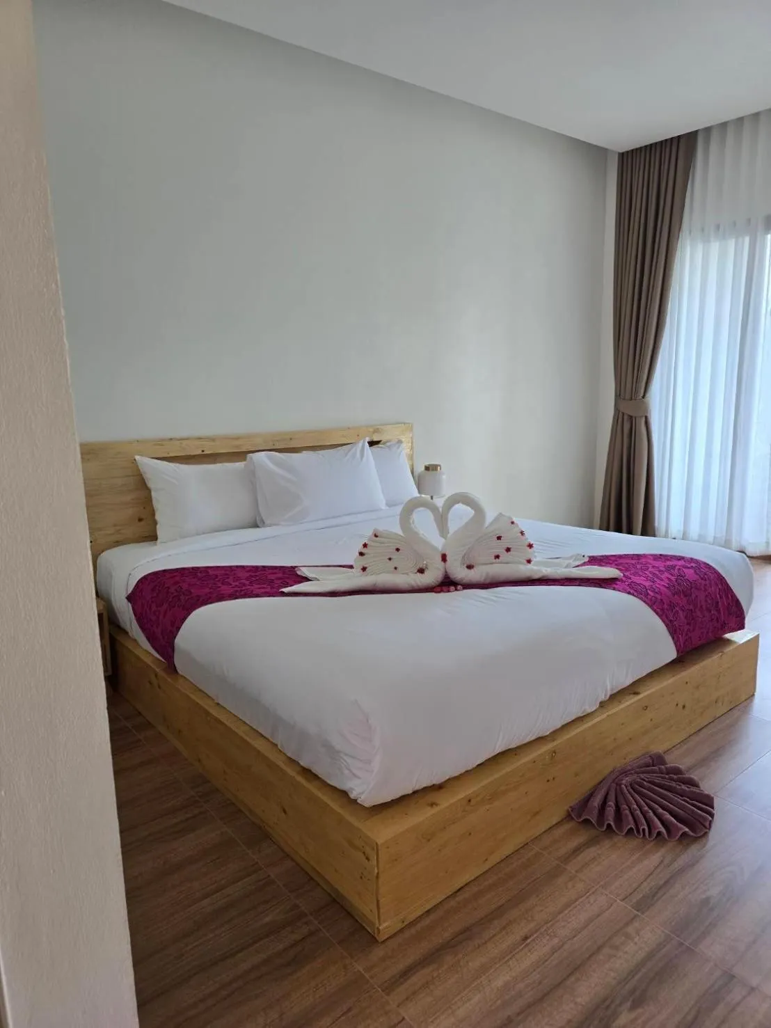 Bed in Baannai Lake View Resort