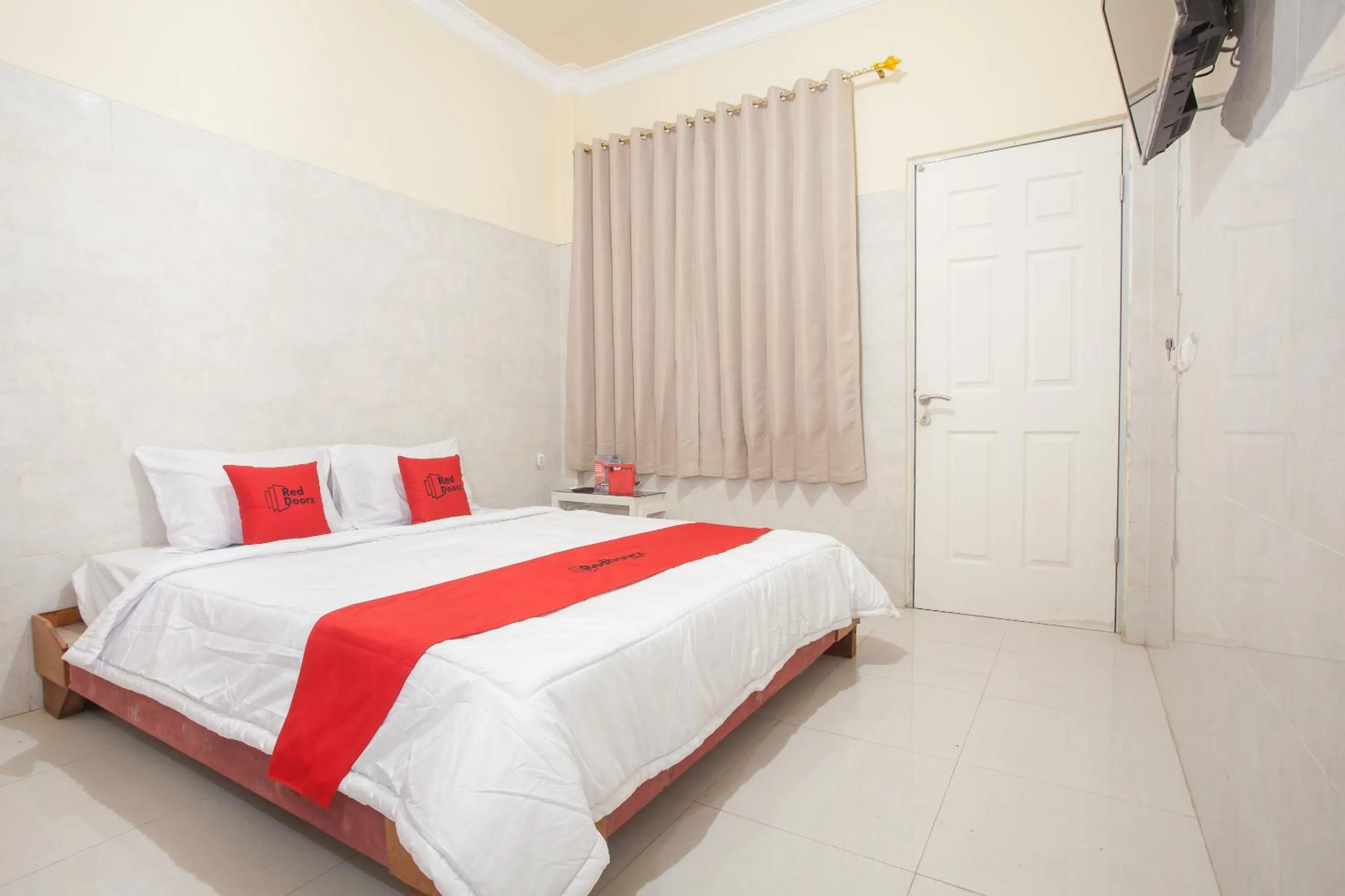 Bedroom, Bed in RedDoorz Syariah At Sedati