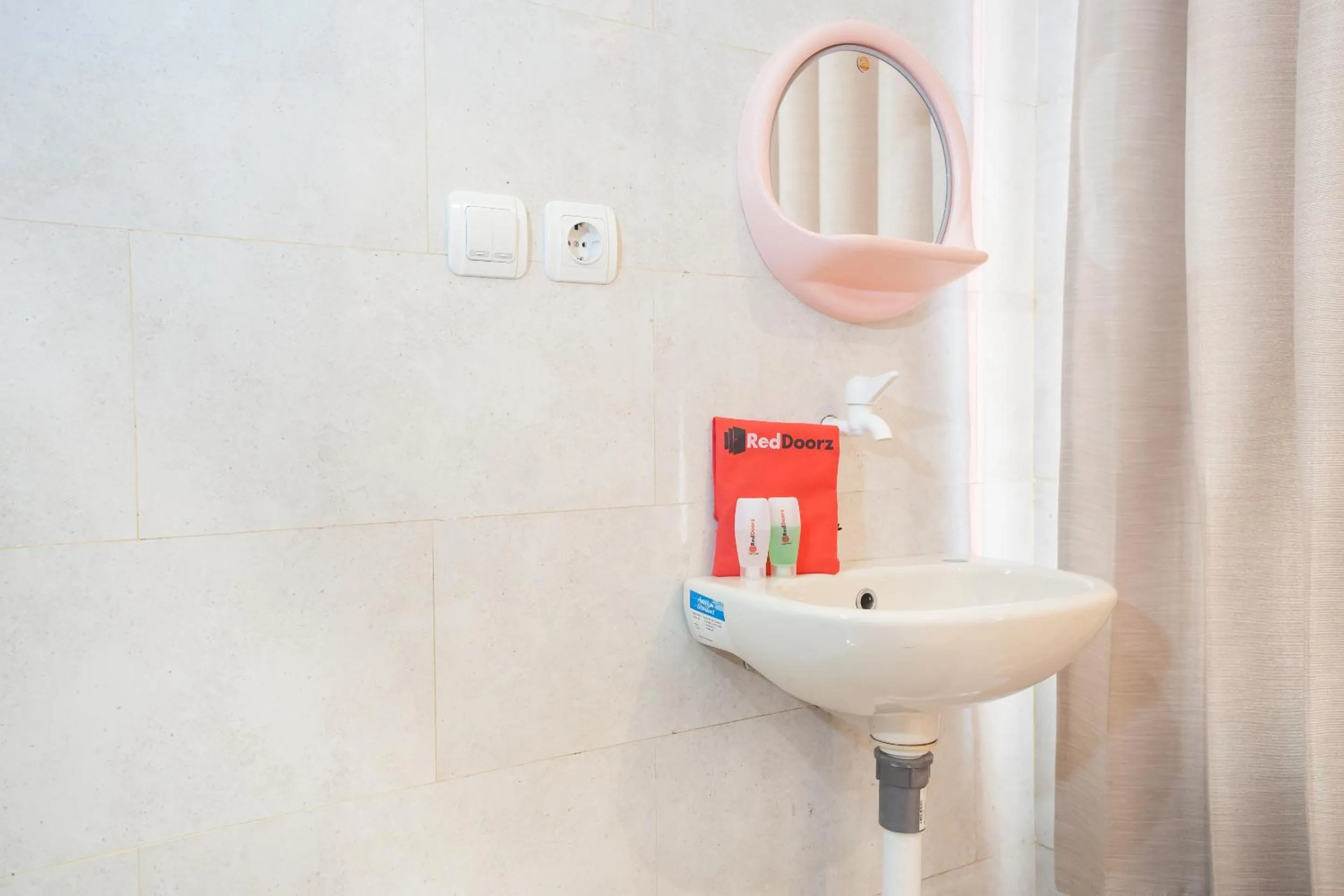 Bathroom in RedDoorz Syariah At Sedati