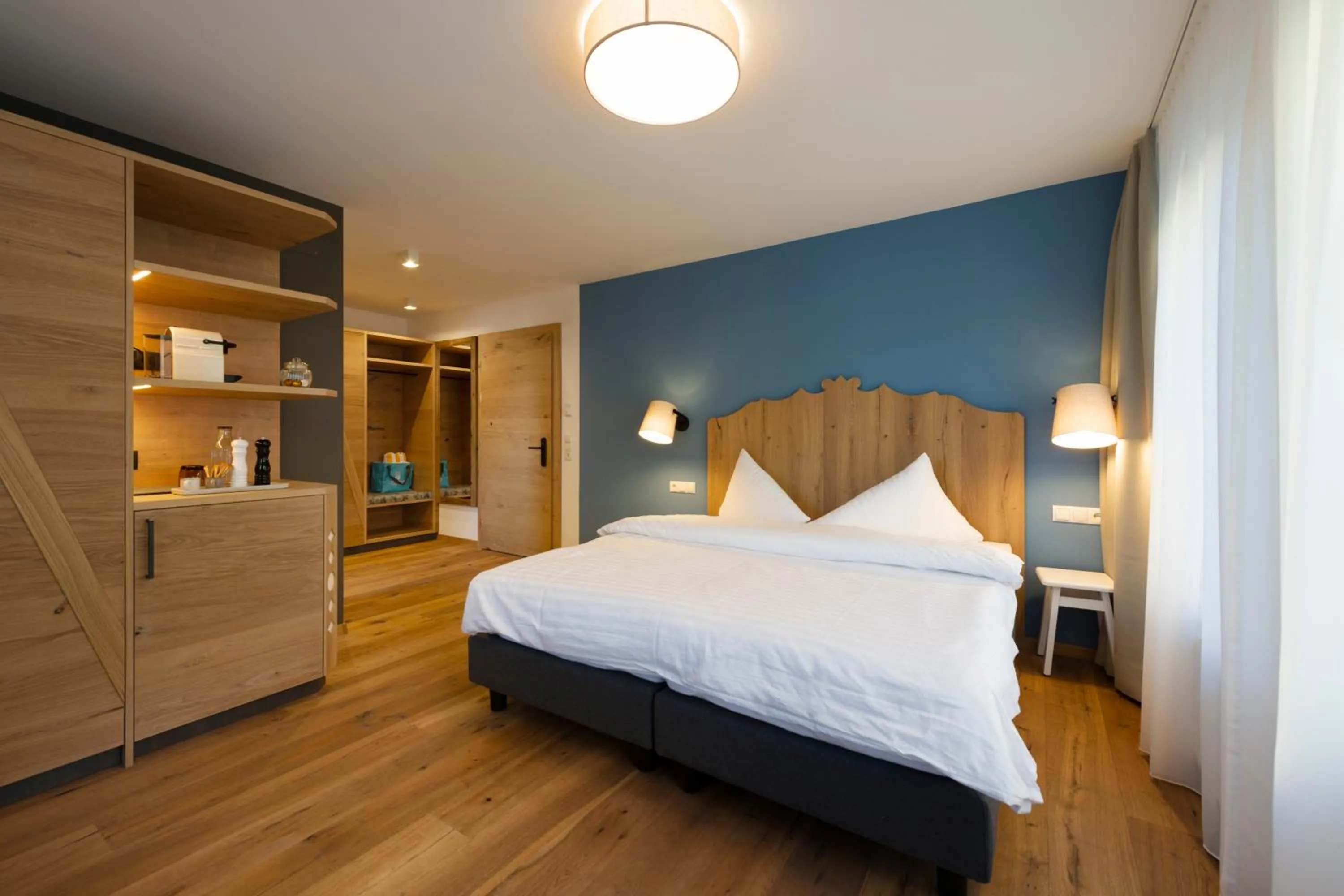 Kitchen or kitchenette, Bed in Sepp & Hannis Suiten im Dorf