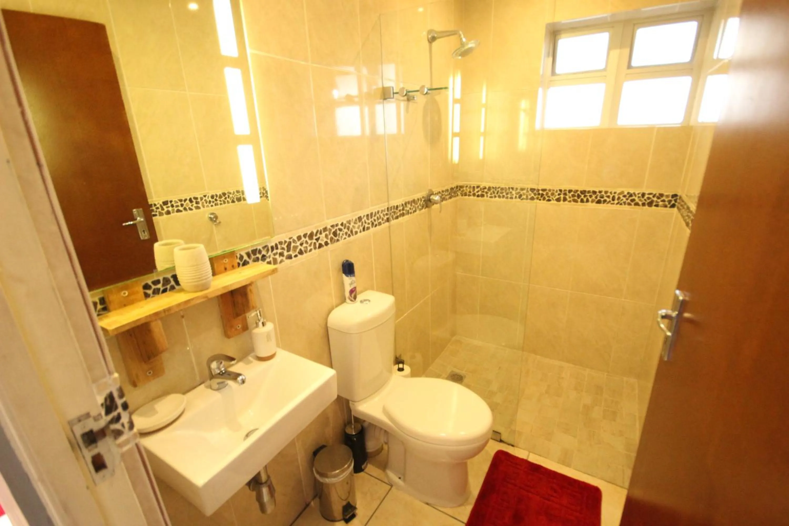 Bathroom in Saltycrax Backpackers and Surf Hostel