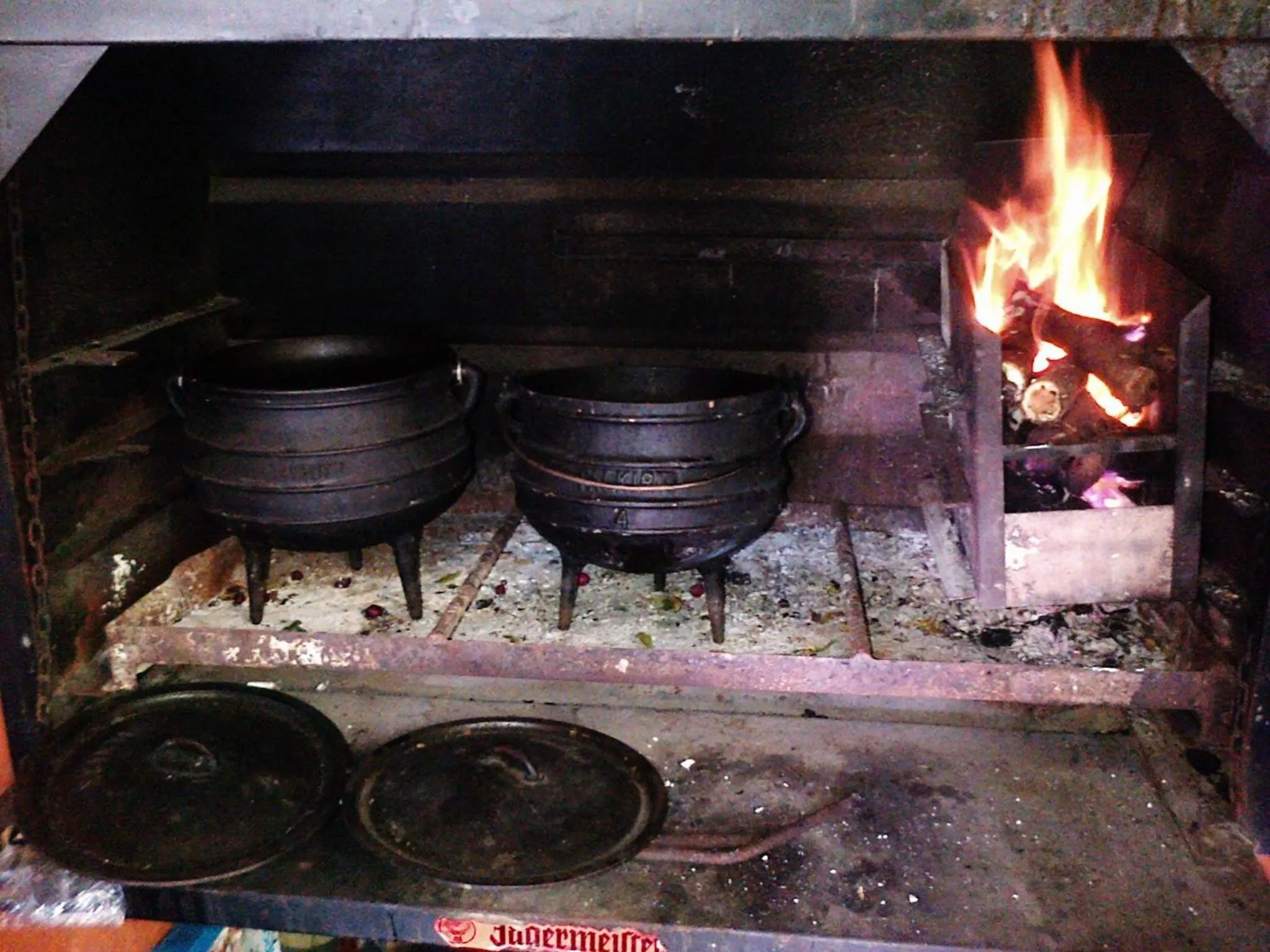 Restaurant/places to eat in Saltycrax Backpackers and Surf Hostel