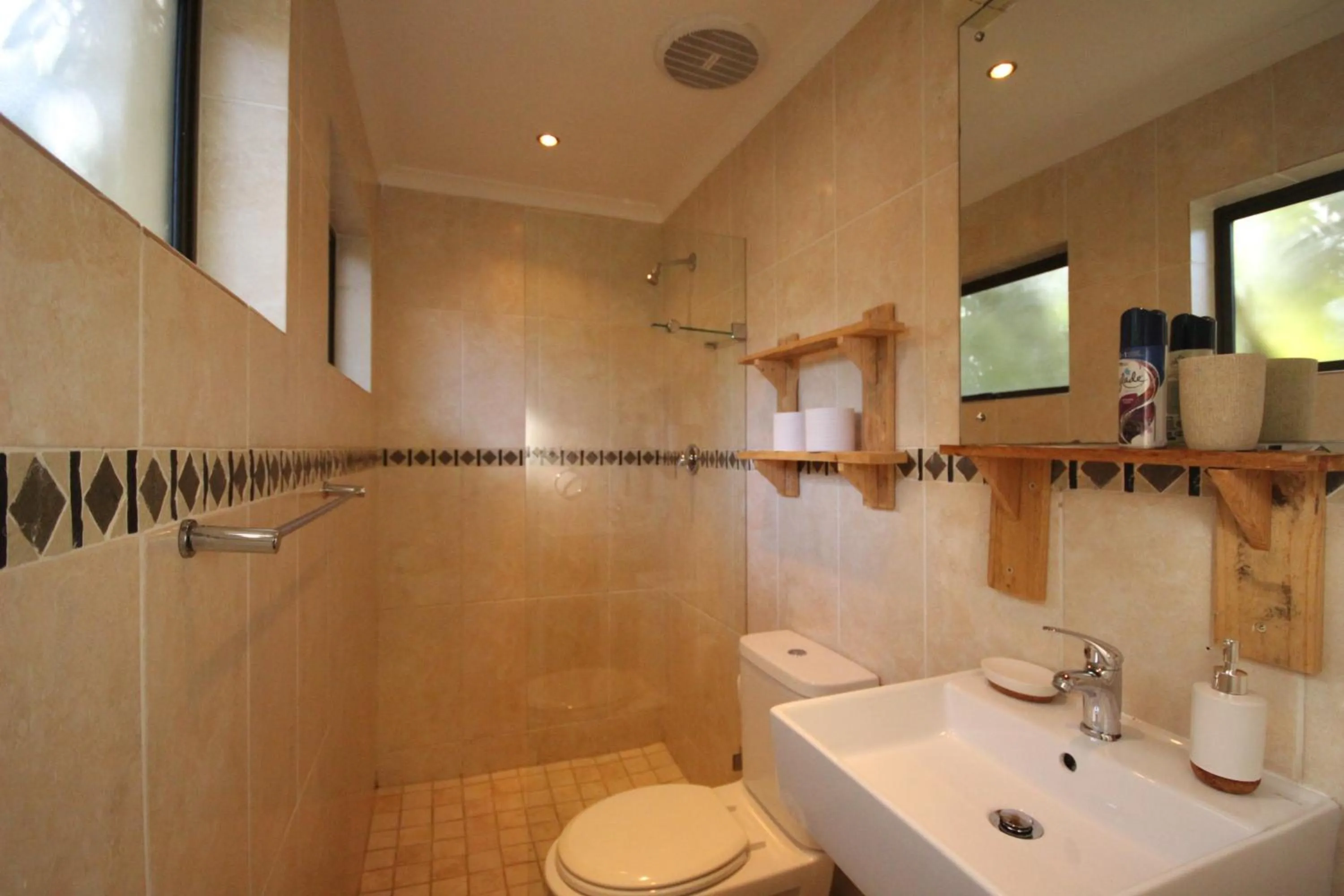 Bathroom in Saltycrax Backpackers and Surf Hostel