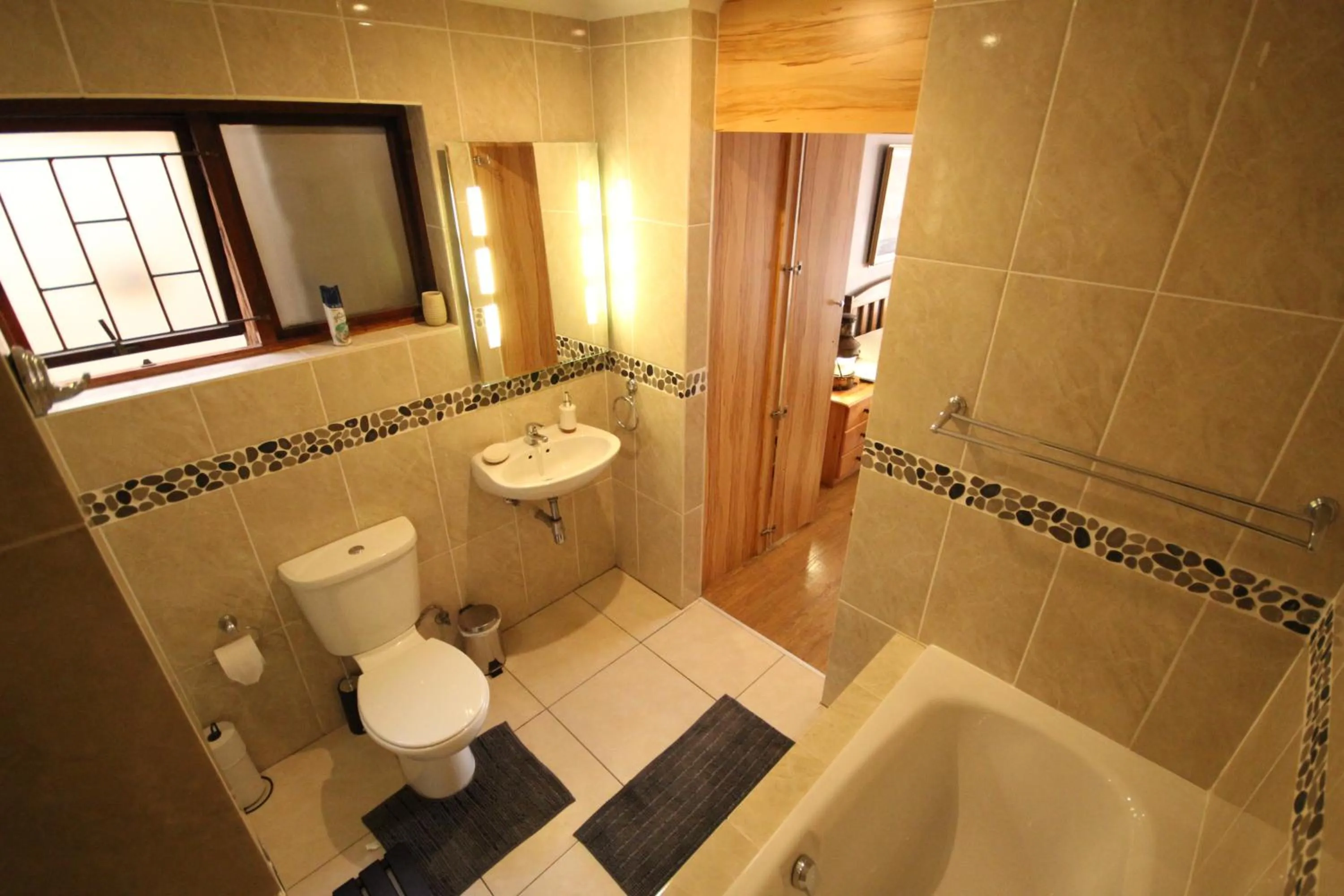 Toilet in Saltycrax Backpackers and Surf Hostel