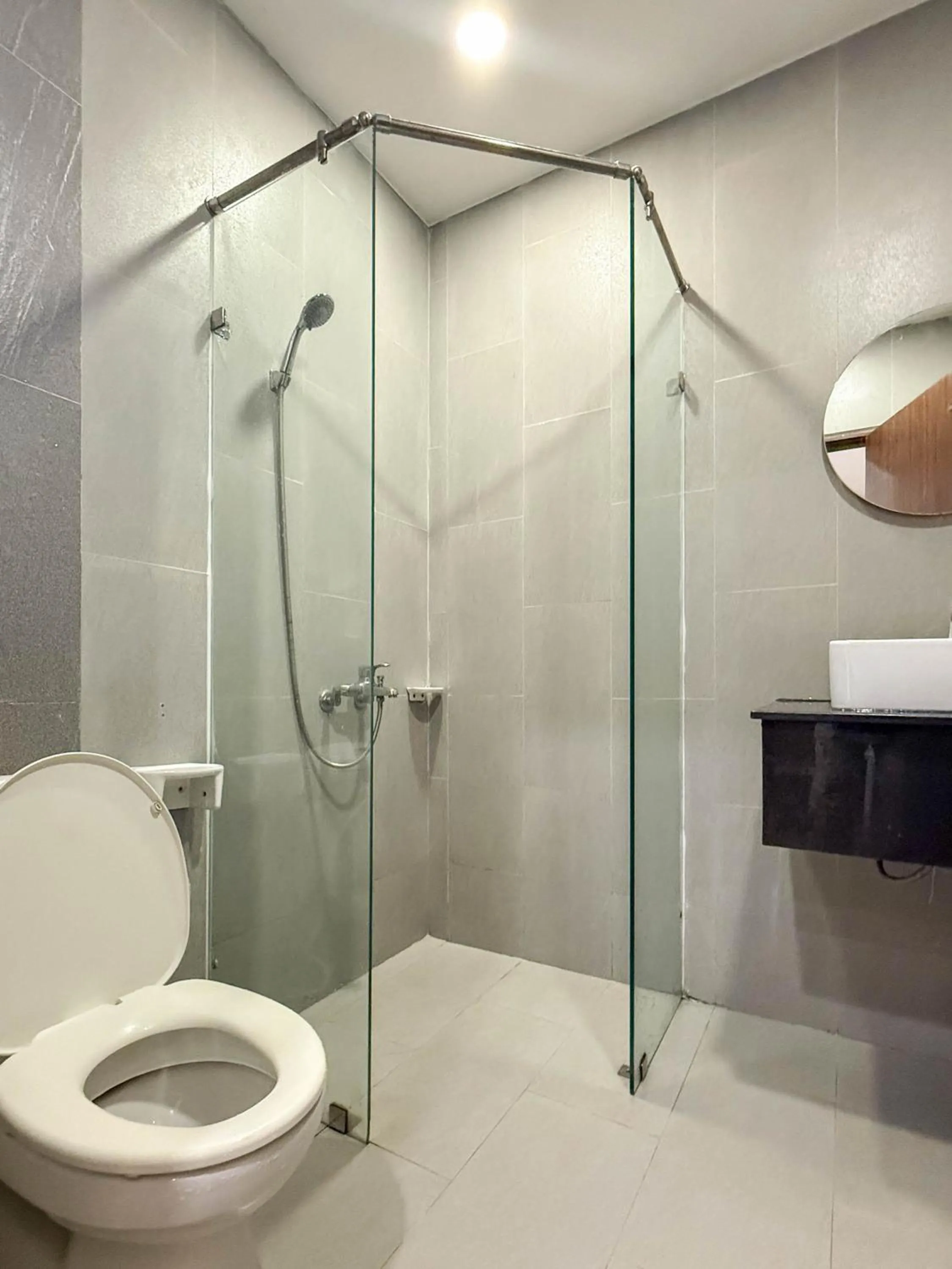 Shower in Hoang Long Son 2