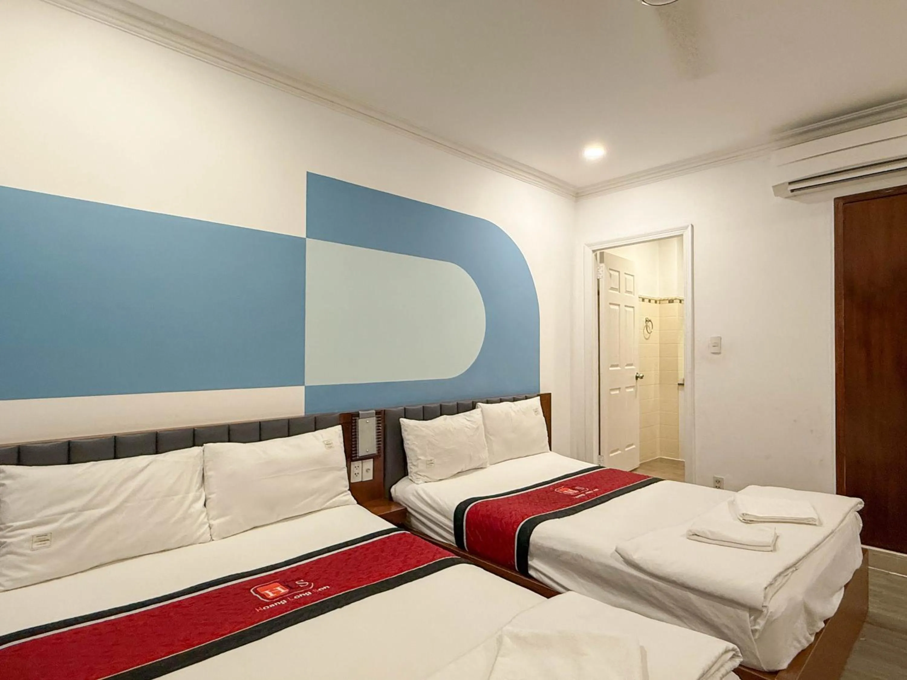 Photo of the whole room, Bed in Hoang Long Son 2