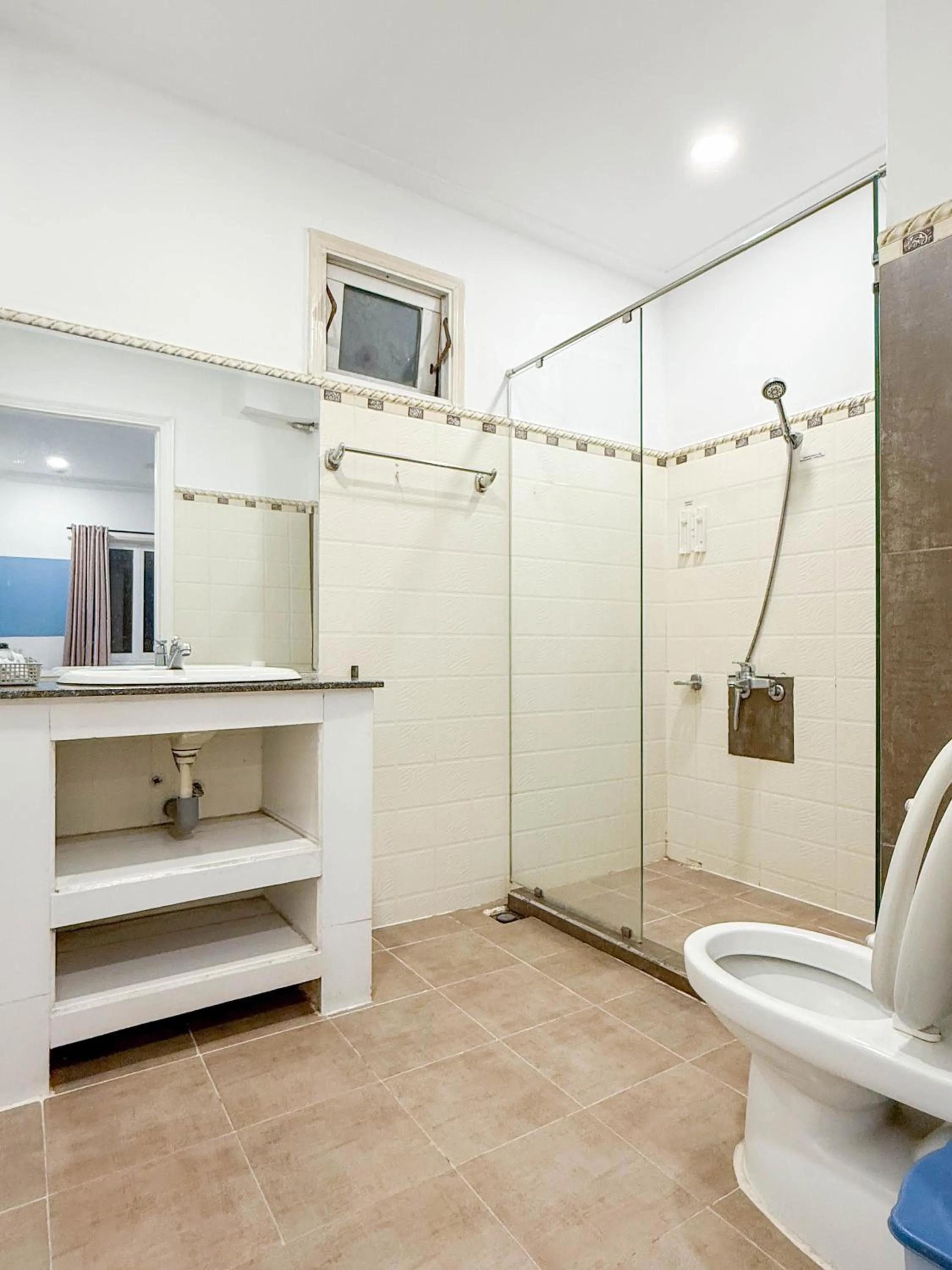 Shower in Hoang Long Son 2