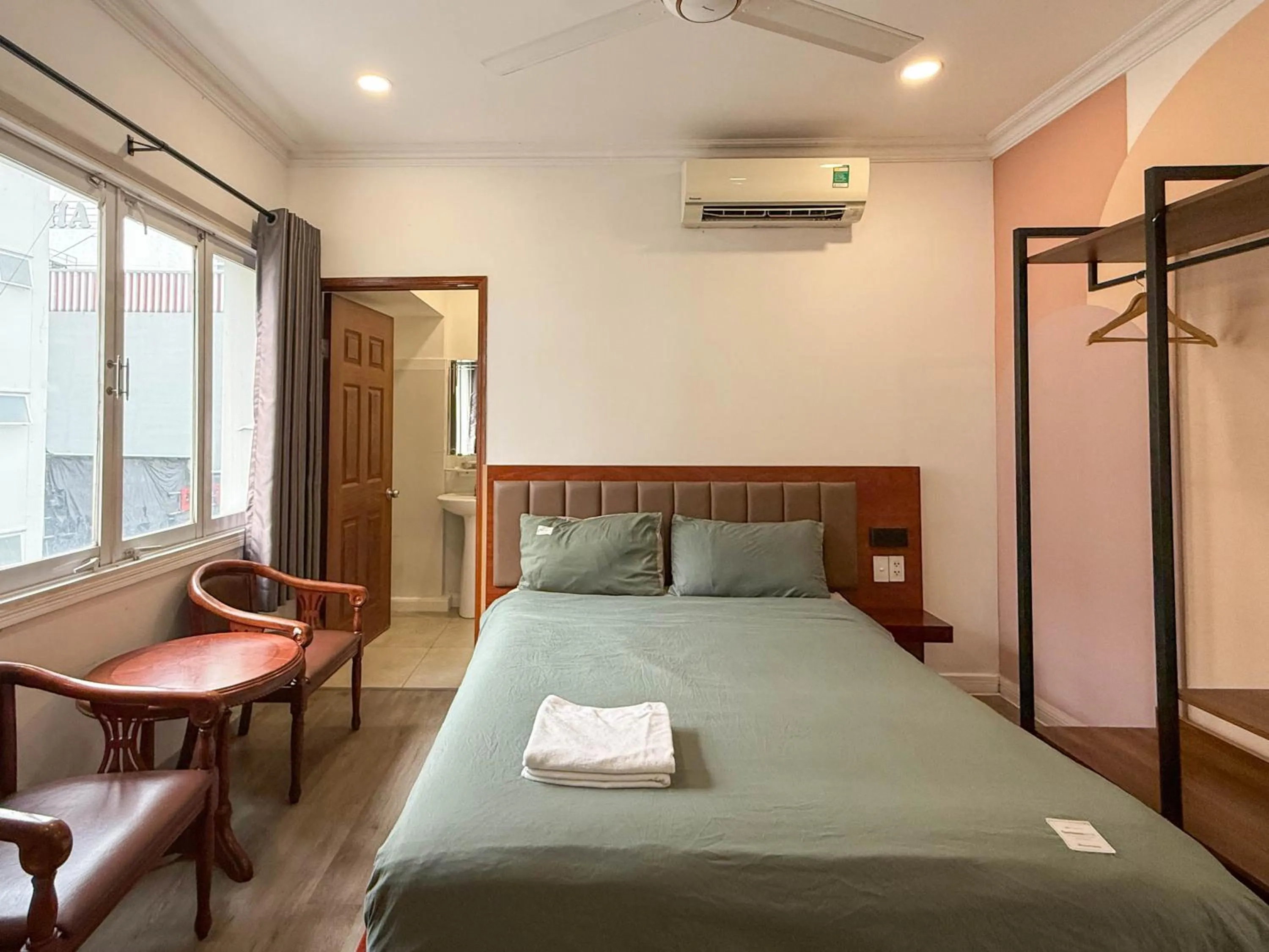 Photo of the whole room, Bed in Hoang Long Son 2