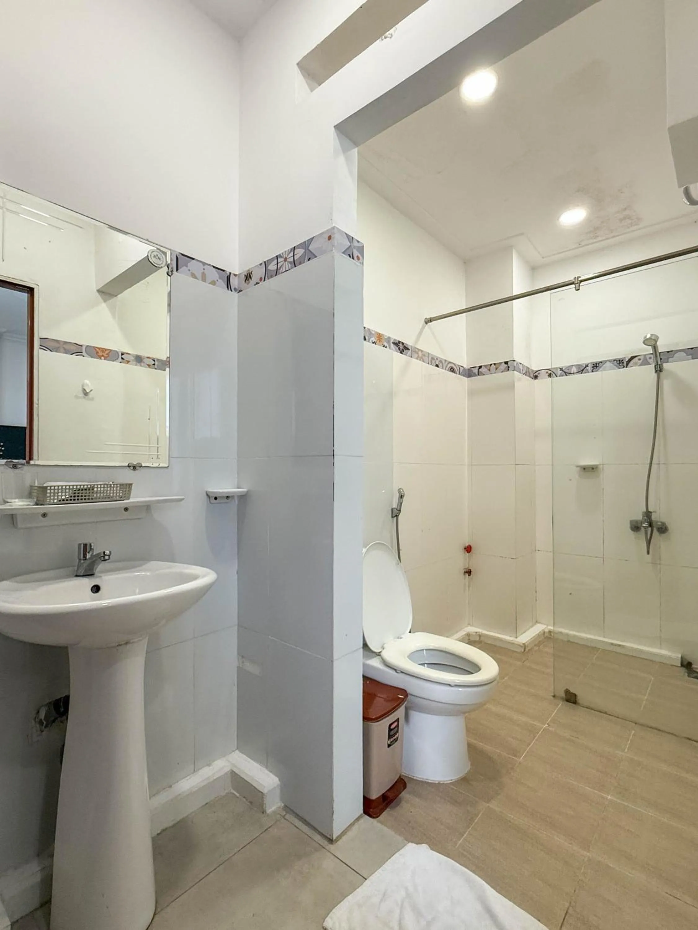 Toilet in Hoang Long Son 2