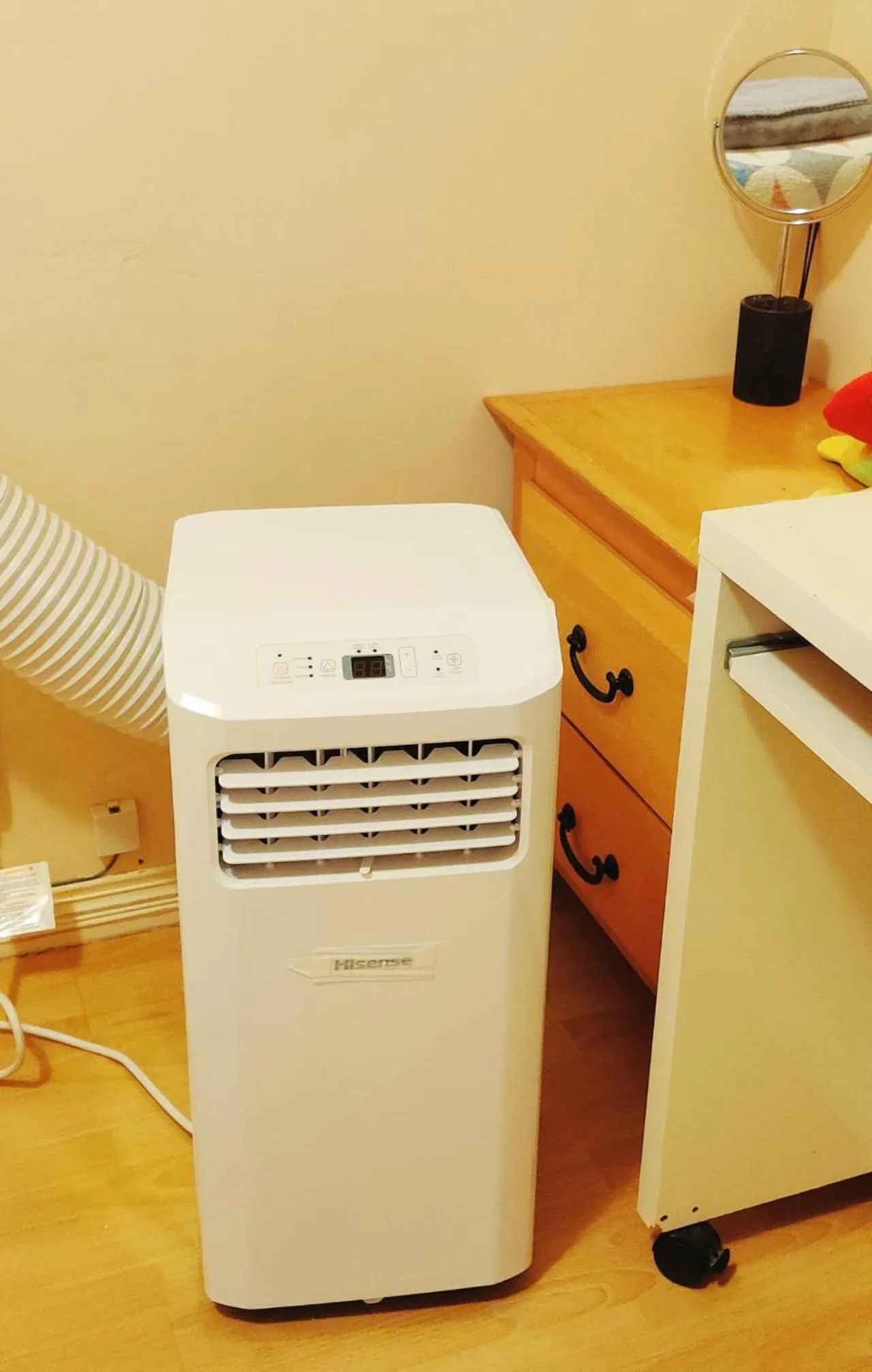 air conditioner in Helen's House / Close to Skytrain and Airport