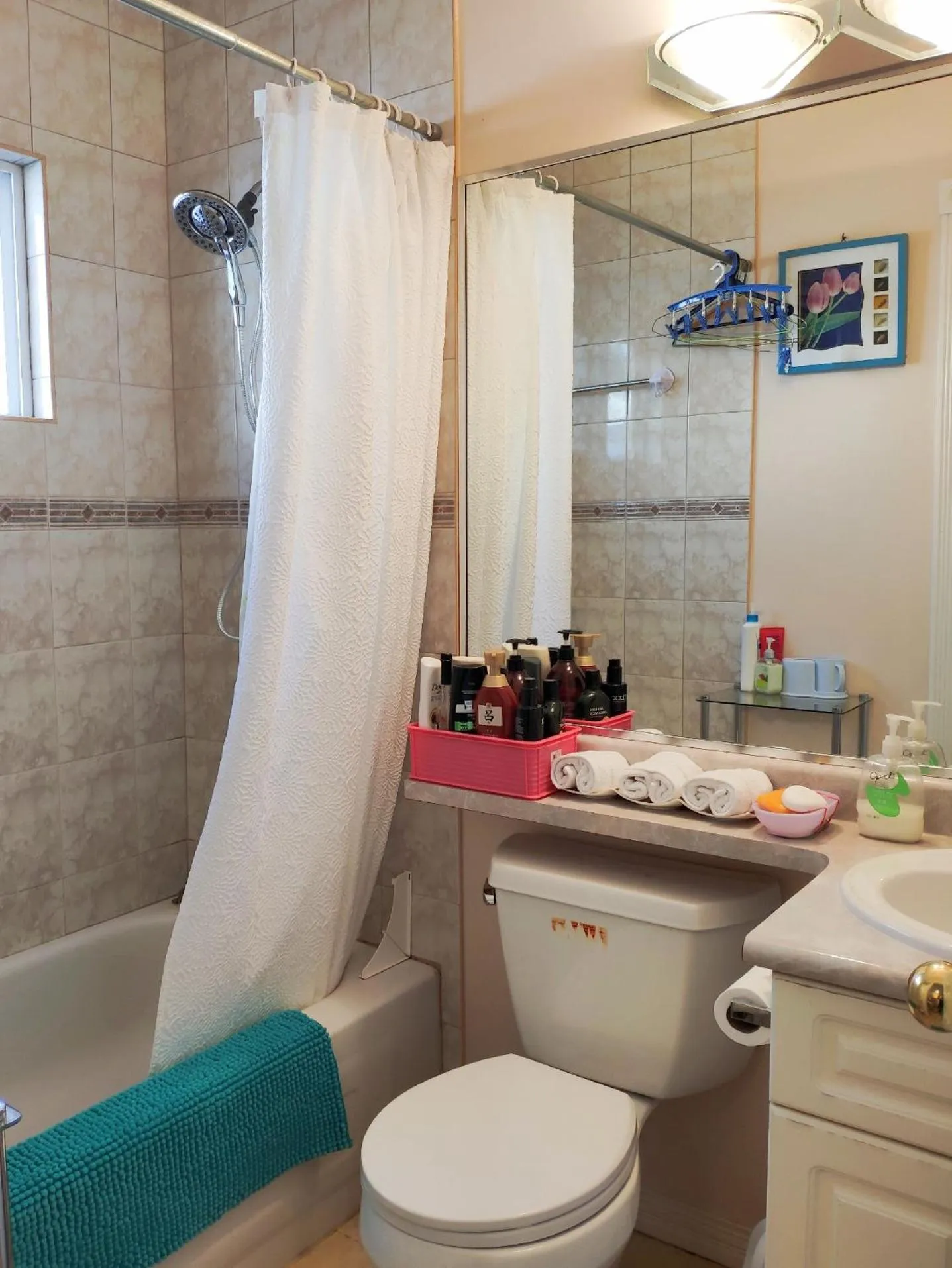 Bathroom in Helen's House / Close to Skytrain and Airport