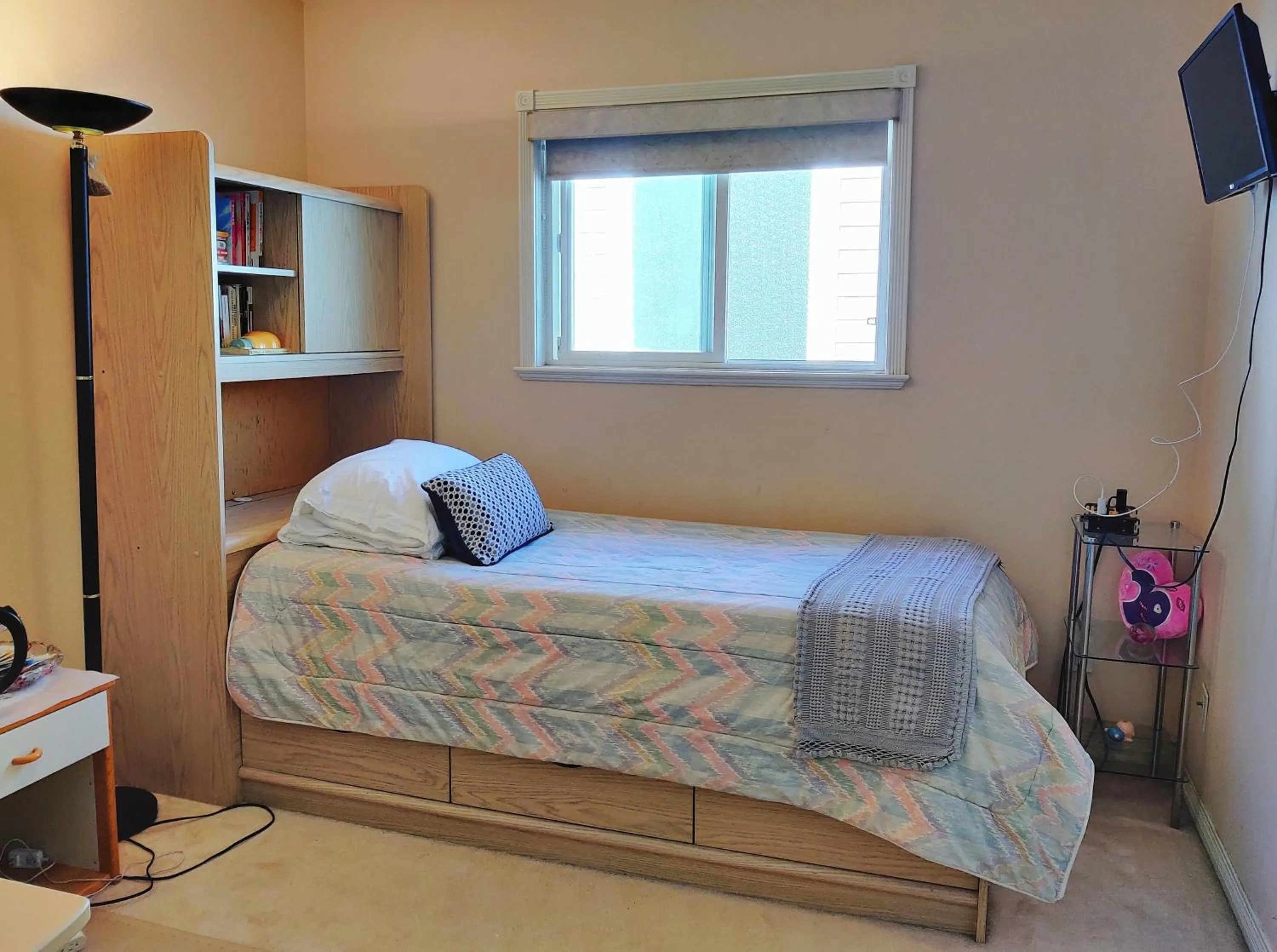 Bed in Helen's House / Close to Skytrain and Airport