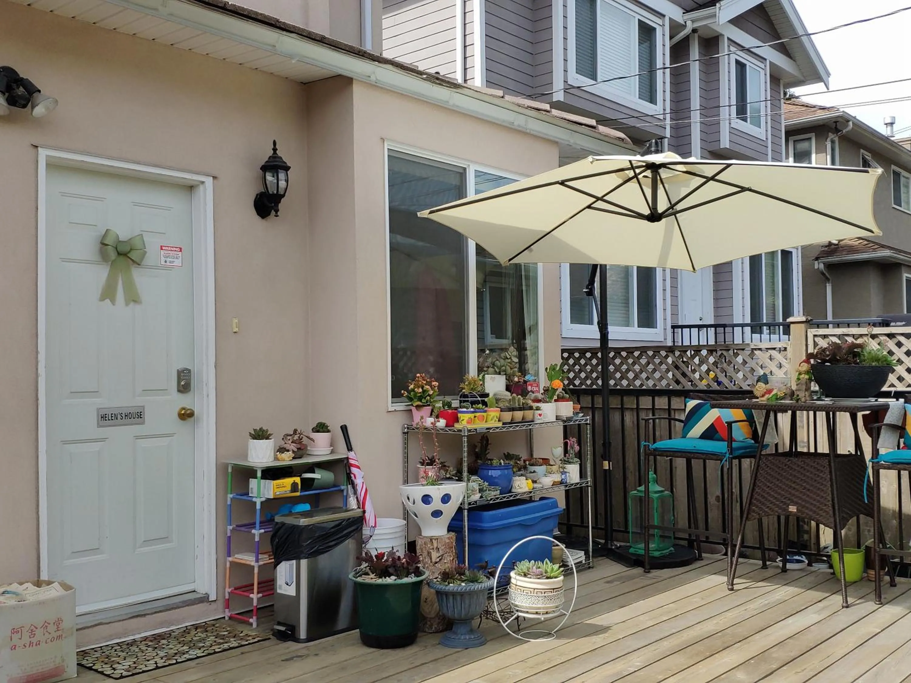 Balcony/Terrace in Helen's House / Close to Skytrain and Airport