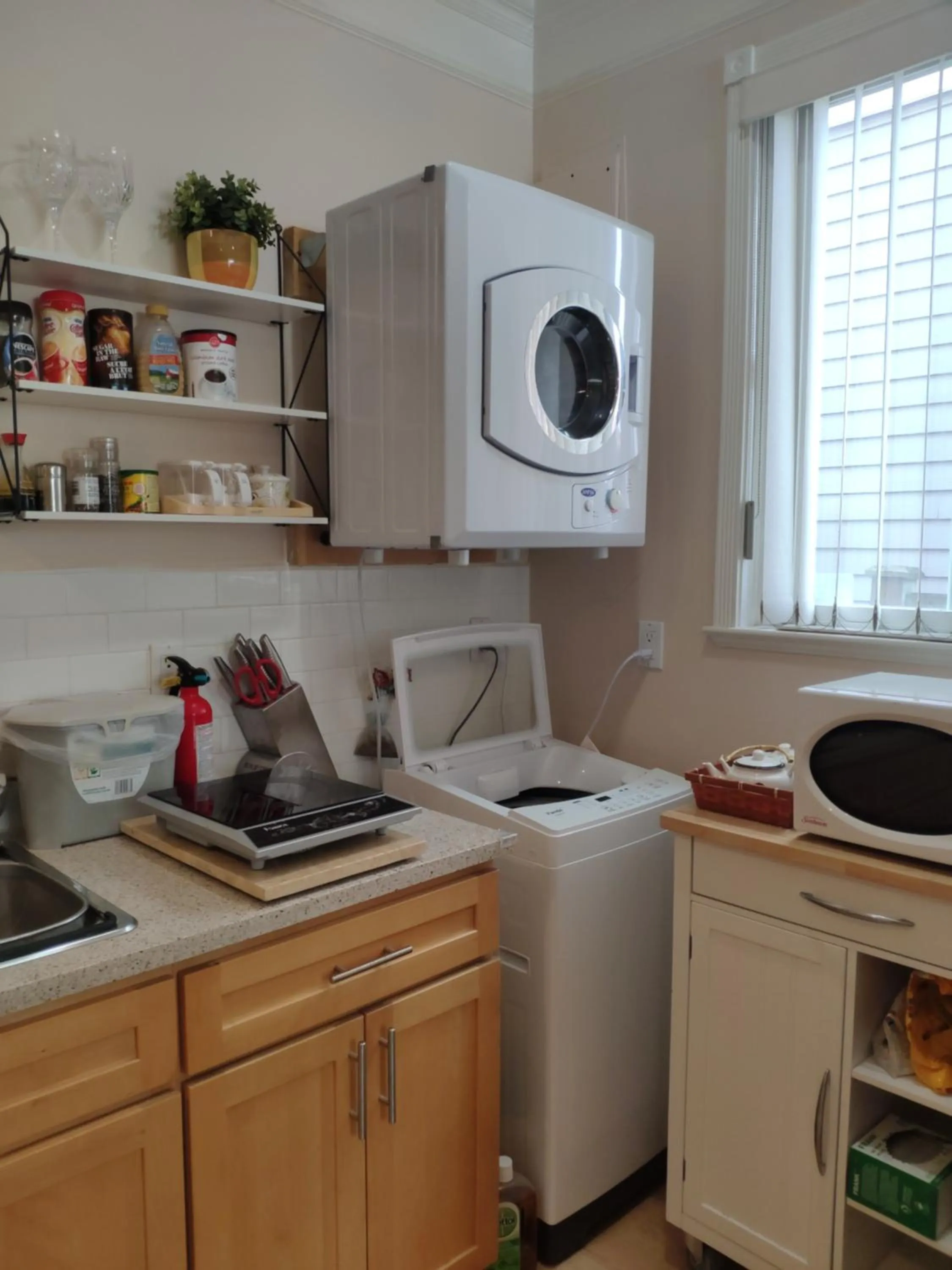 Kitchen or kitchenette in Helen's House / Close to Skytrain and Airport