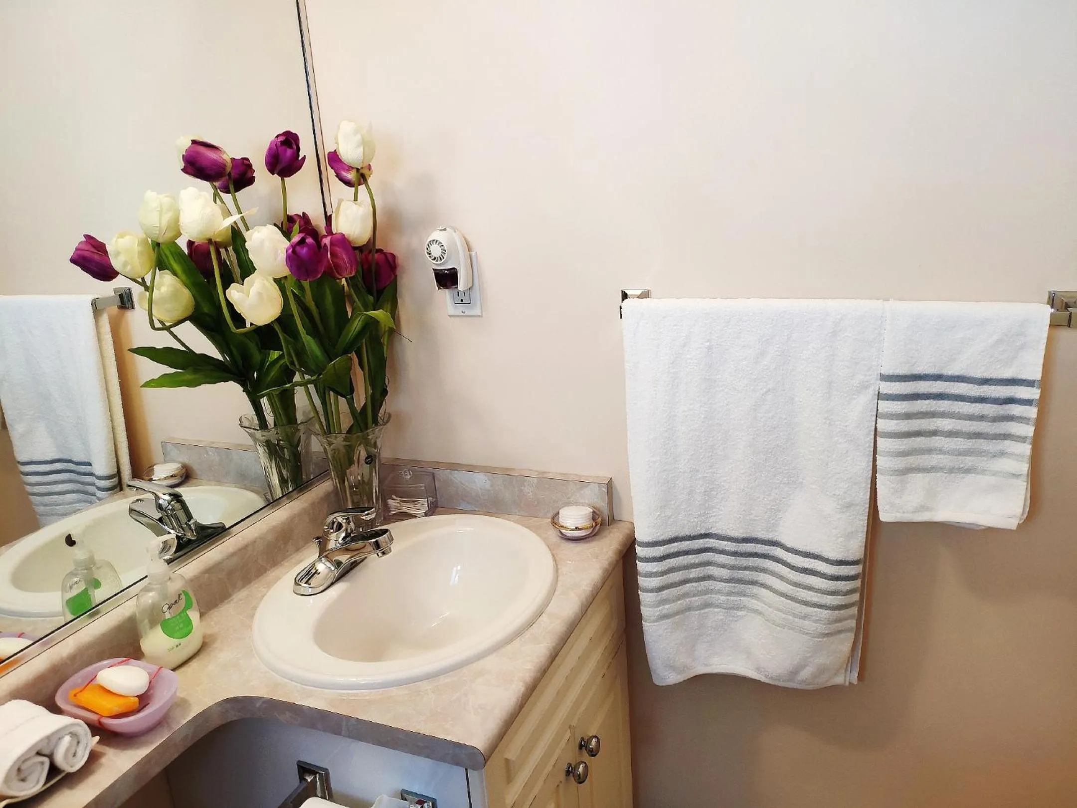 Bathroom in Helen's House / Close to Skytrain and Airport