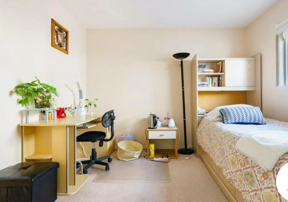 Bedroom, Bed in Helen's House / Close to Skytrain and Airport