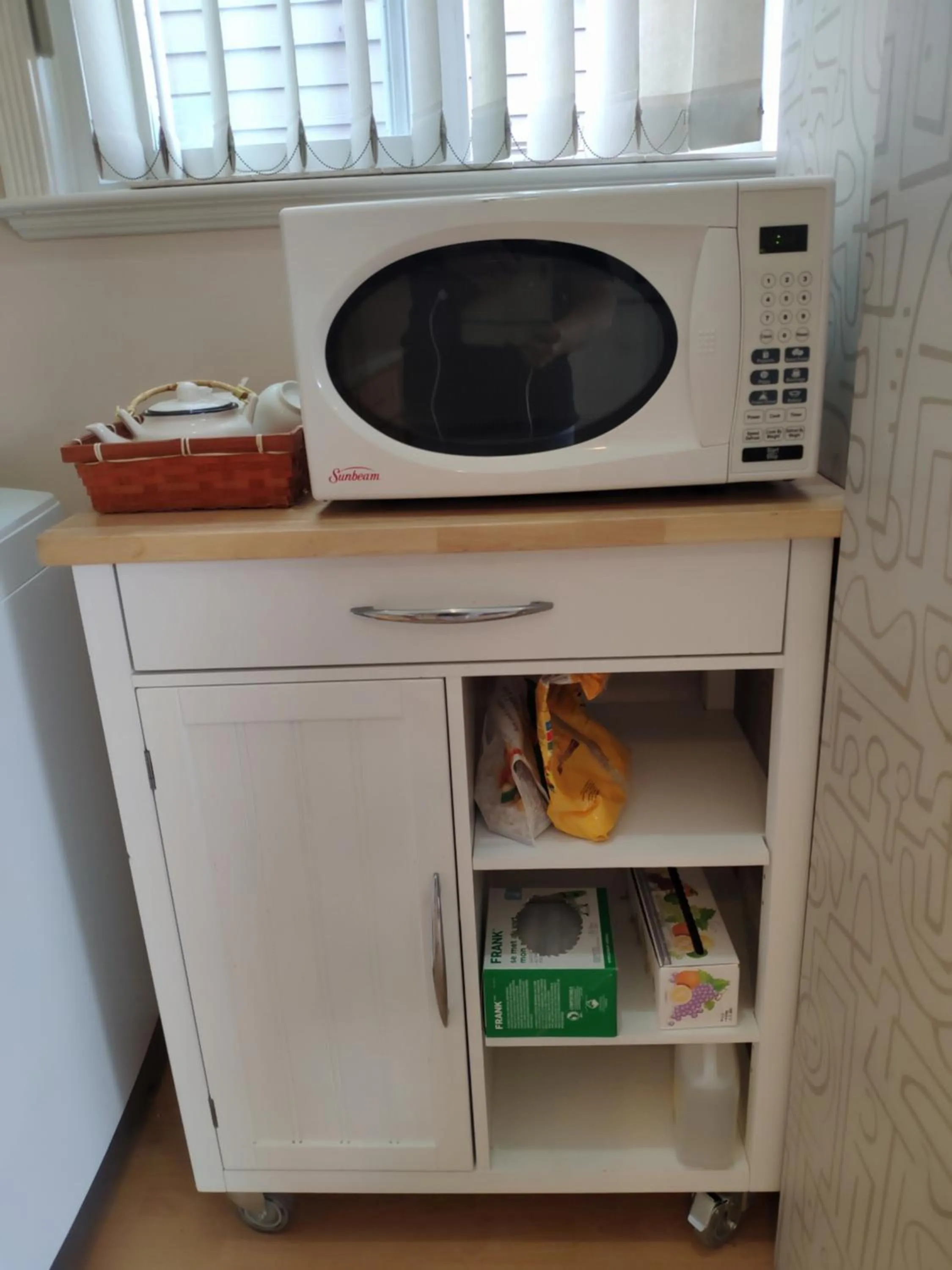 Kitchen or kitchenette in Helen's House / Close to Skytrain and Airport