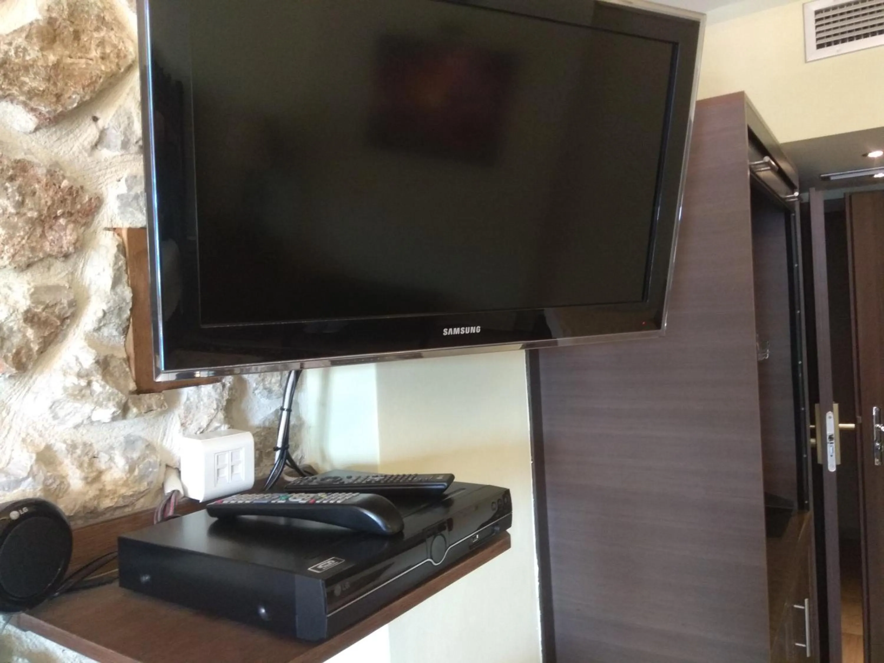 TV and multimedia in Archontopetra Boutique Hotel