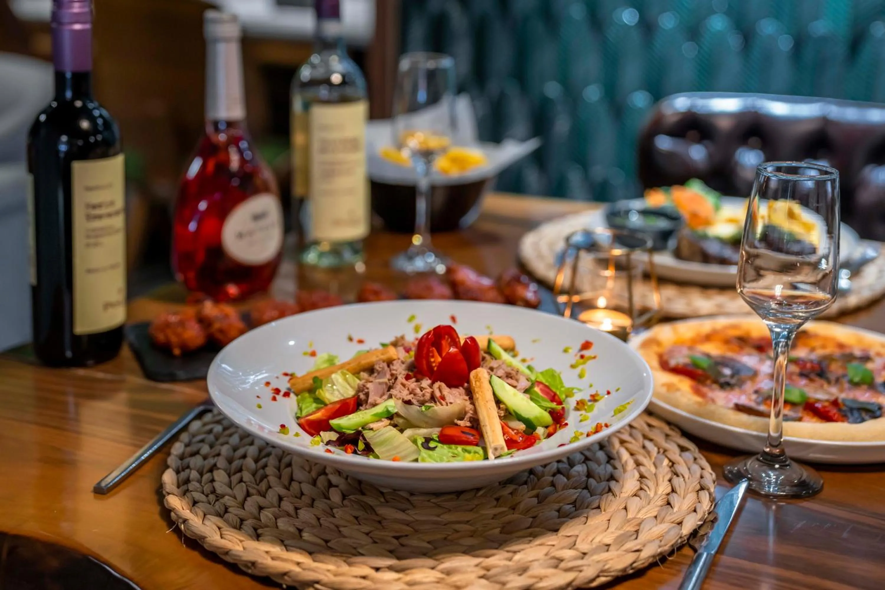 Restaurant/places to eat in Sky Roof Hotel