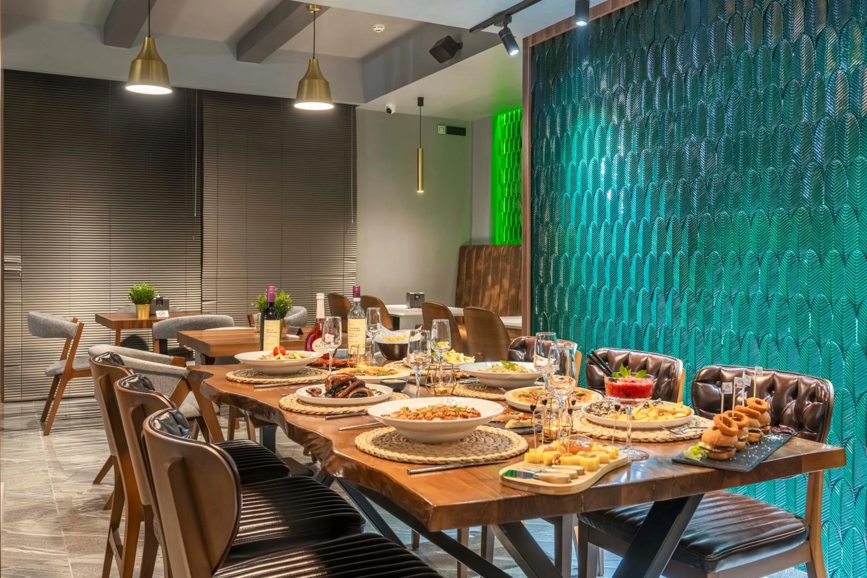 Restaurant/places to eat in Sky Roof Hotel