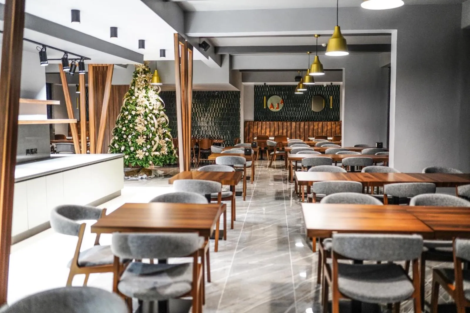 Restaurant/places to eat in Sky Roof Hotel