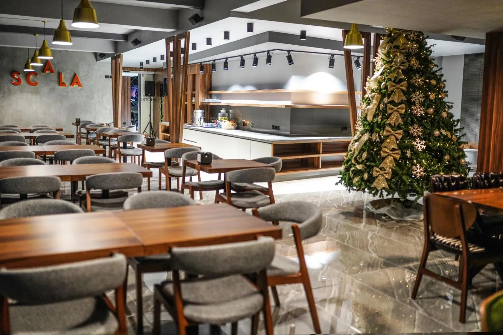 Restaurant/places to eat in Sky Roof Hotel