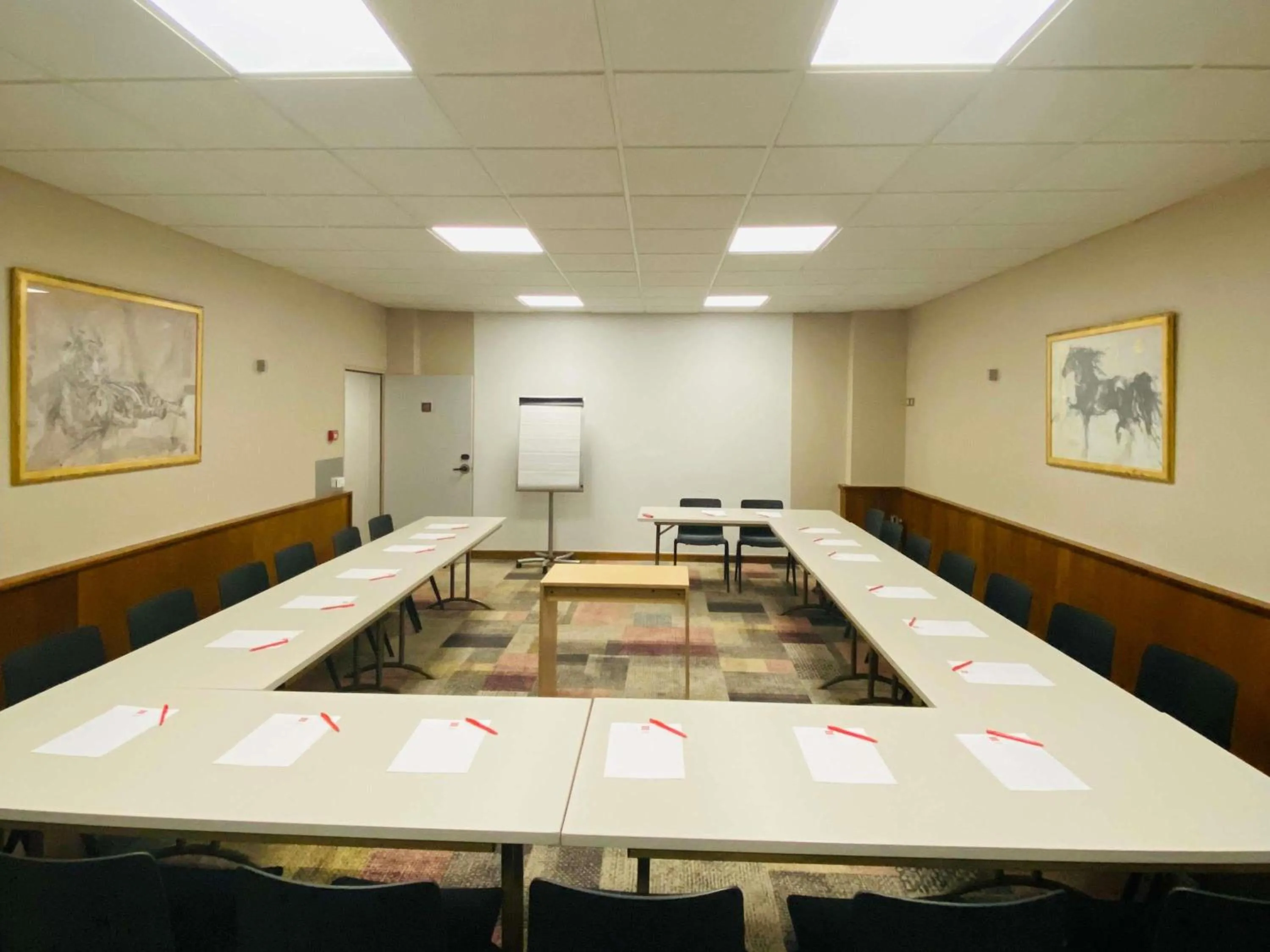 Meeting/conference room in ibis Saint-Omer Centre