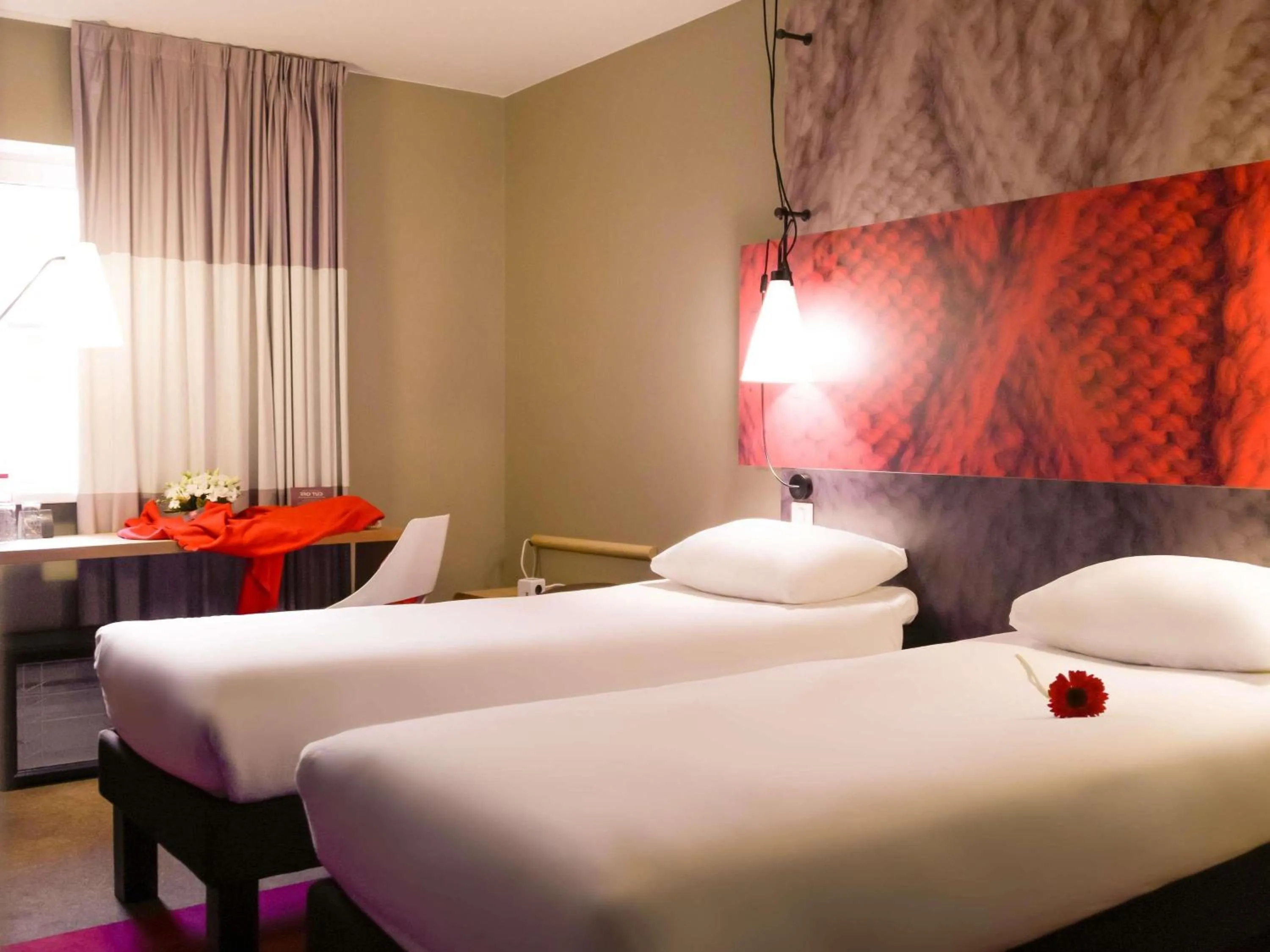 Bedroom, Bed in ibis Saint-Omer Centre