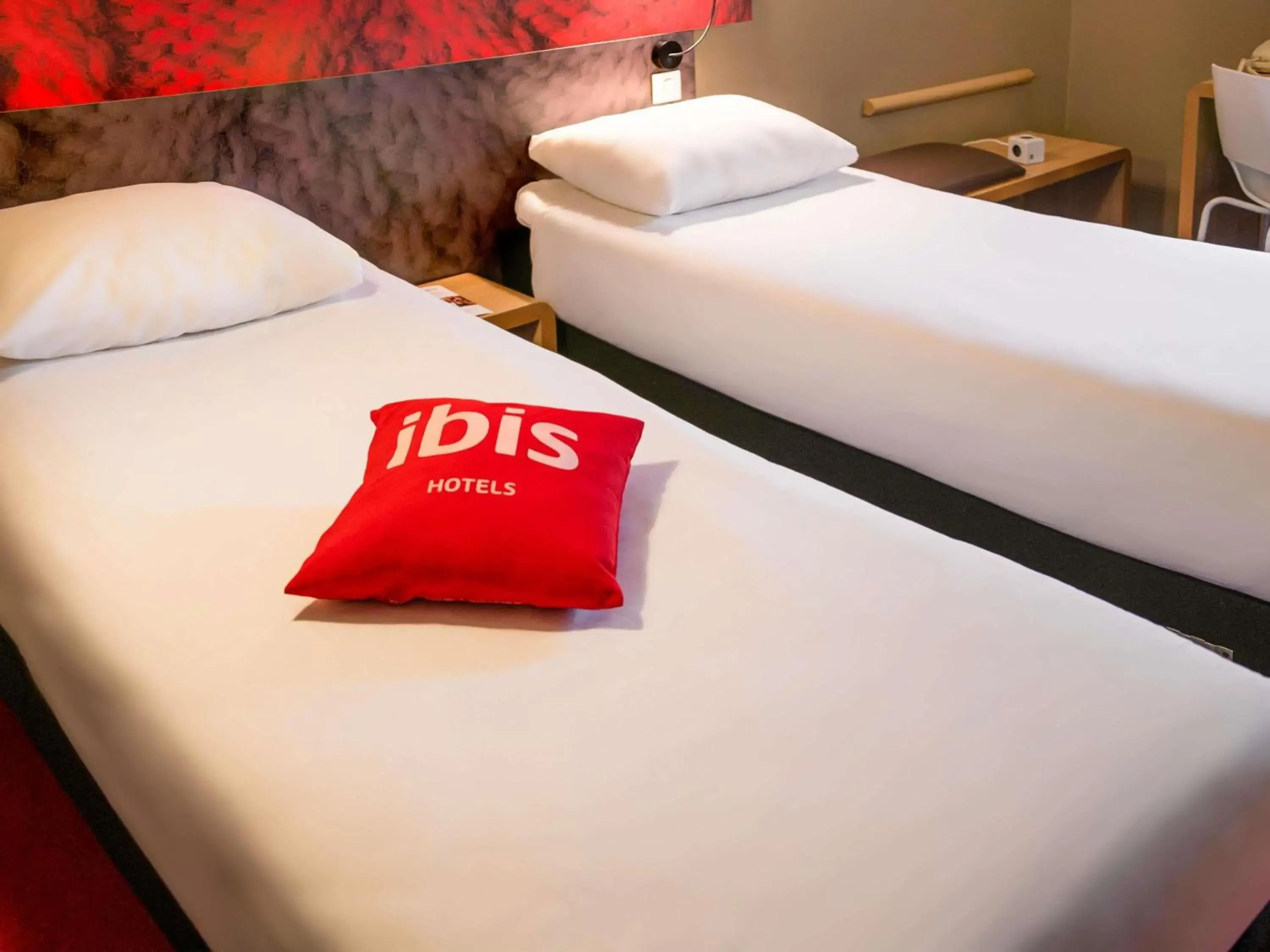 Standard Twin Room with 2 single beds in ibis Saint-Omer Centre Standard Twin Room with 2 single beds in ibis Saint-Omer Centre